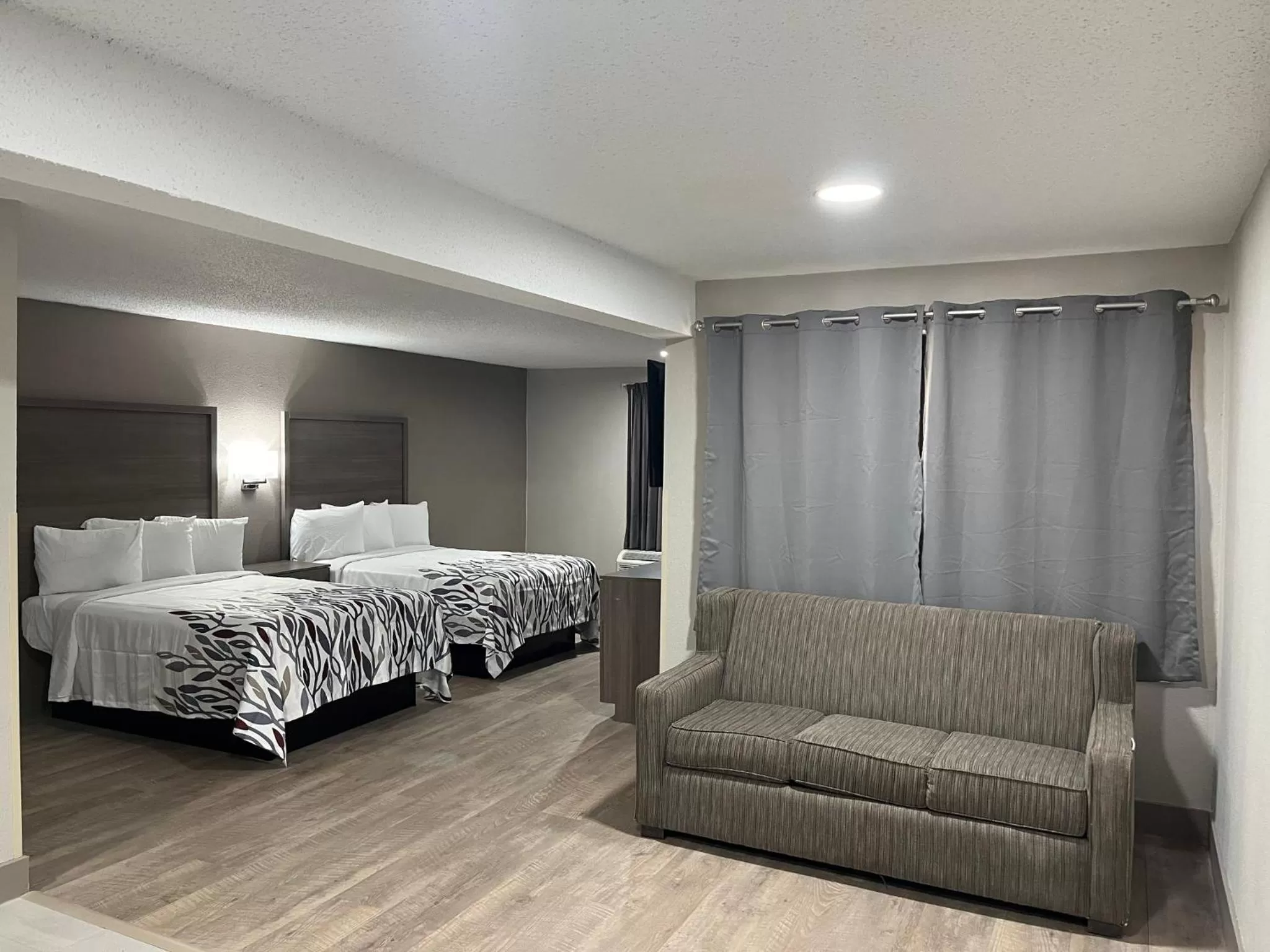 Photo of the whole room, Bed in Mulberry Inn and Plaza