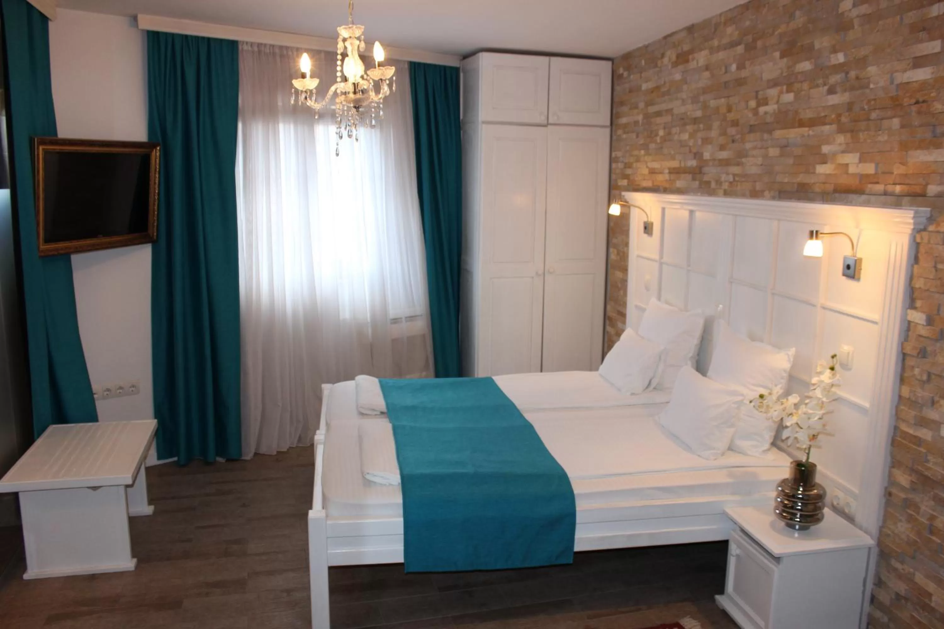 Bed in Hotel-Restaurant Kriva Ćuprija
