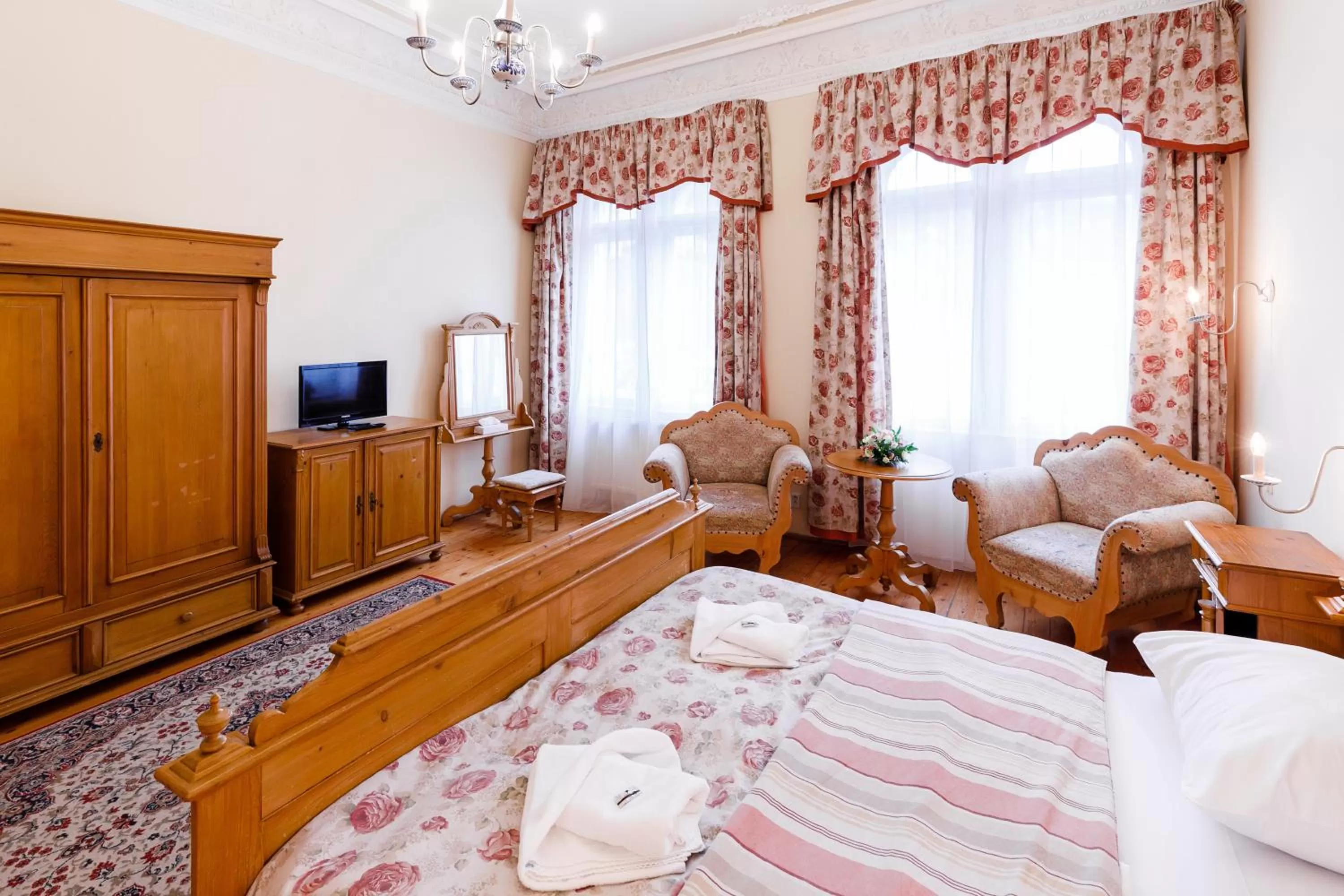 Living room, Bed in Hotel Heluan