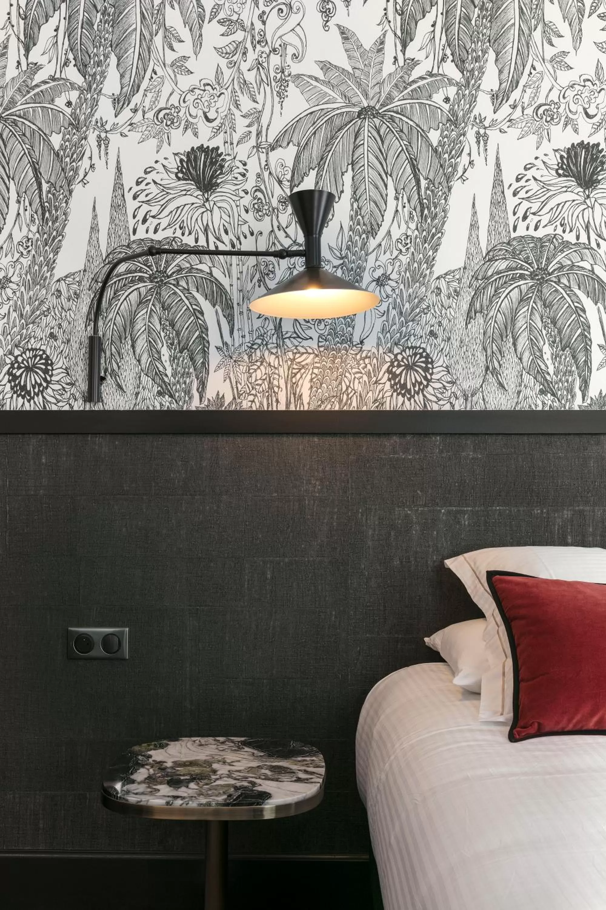 Bedroom, Bed in Continental Hotel