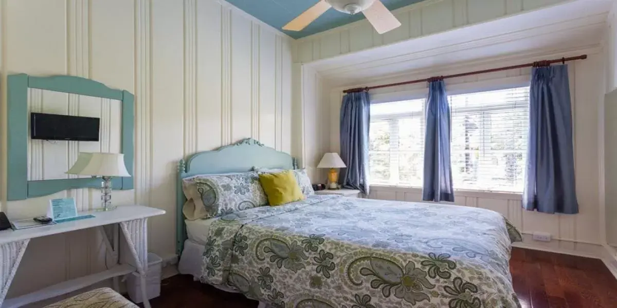 Jennifer's Room with Shared Bathroom in Panama Hotel and Suites Jennifer's Room with Shared Bathroom in Panama Hotel and Suites