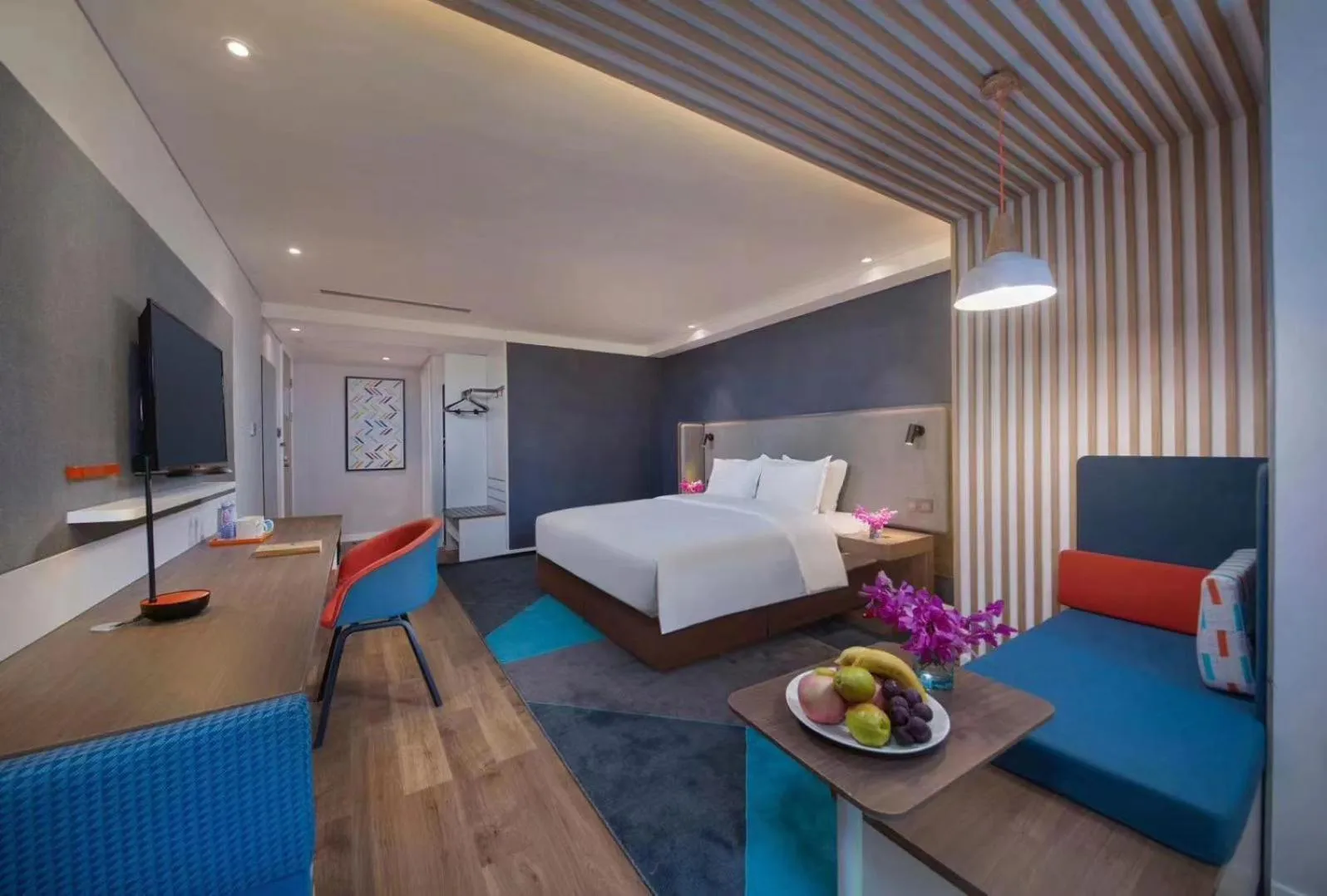 Photo of the whole room, Bed in Holiday Inn Express - Wuhan Optical Valley by IHG