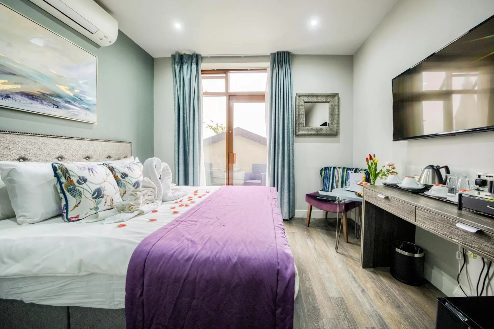 Photo of the whole room, Bed in Villare Leicester City Centre hotel