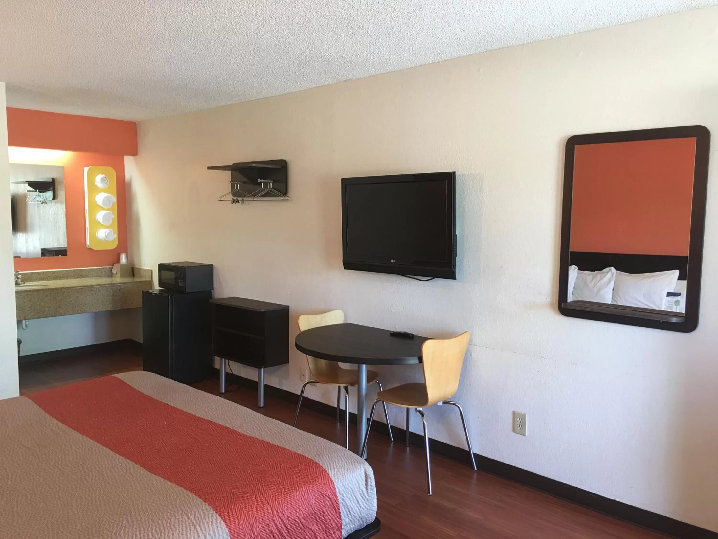 TV and multimedia, Bed in Motel 6-Richmond, VA - Midlothian Turnpike