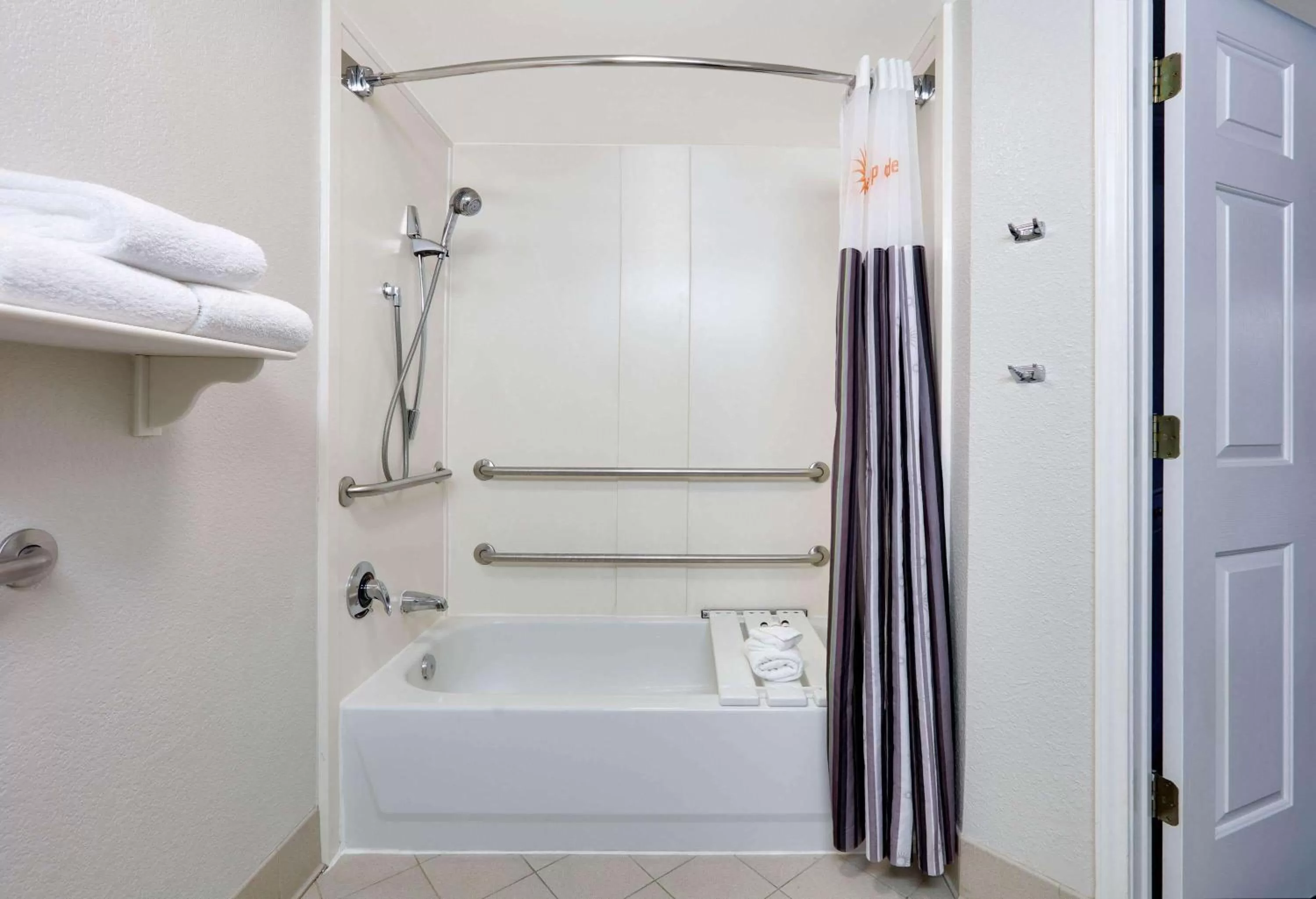 Bathroom in La Quinta by Wyndham Dallas North Central