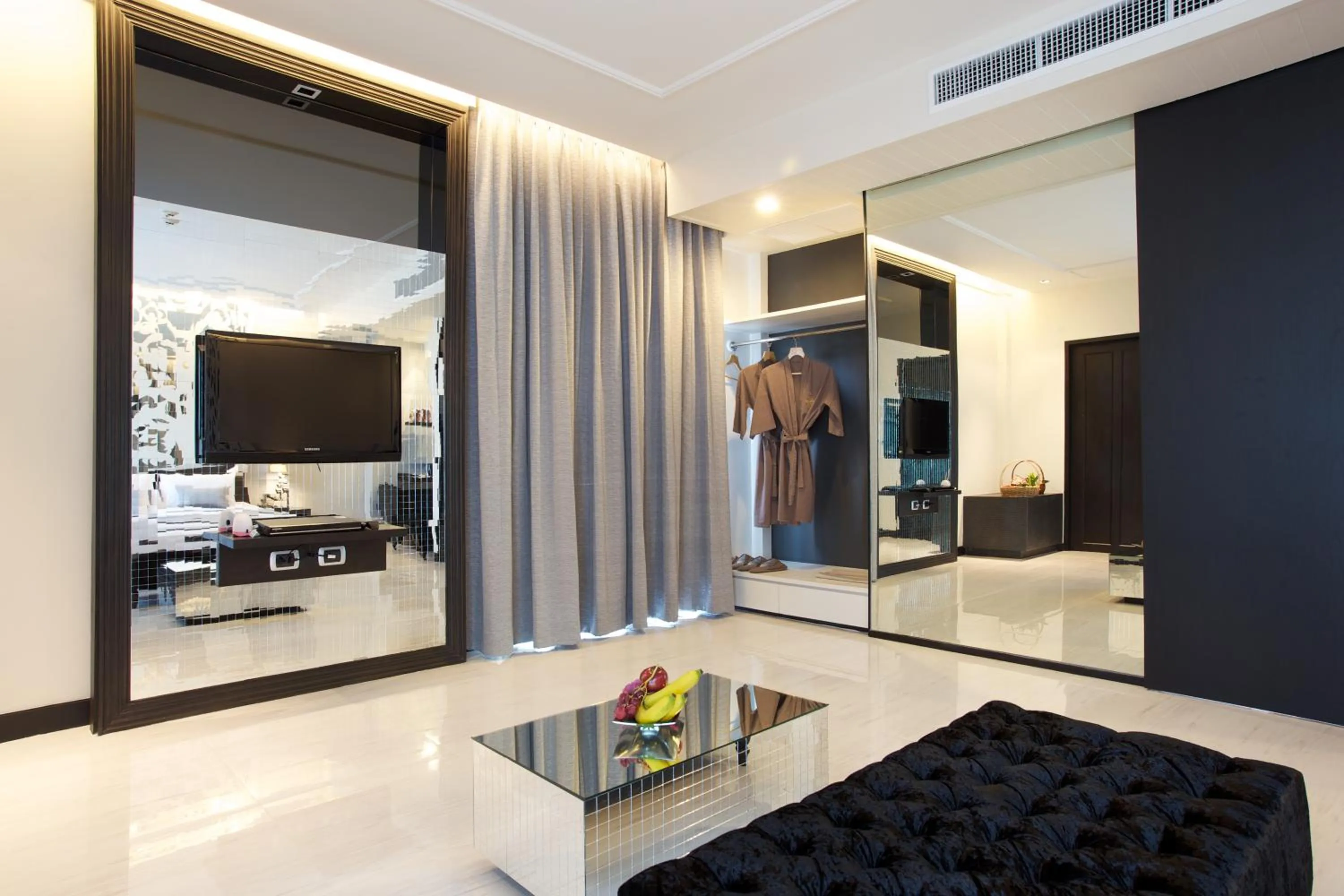 Communal lounge/ TV room, Bed in Long Beach Garden Hotel & Pavilions