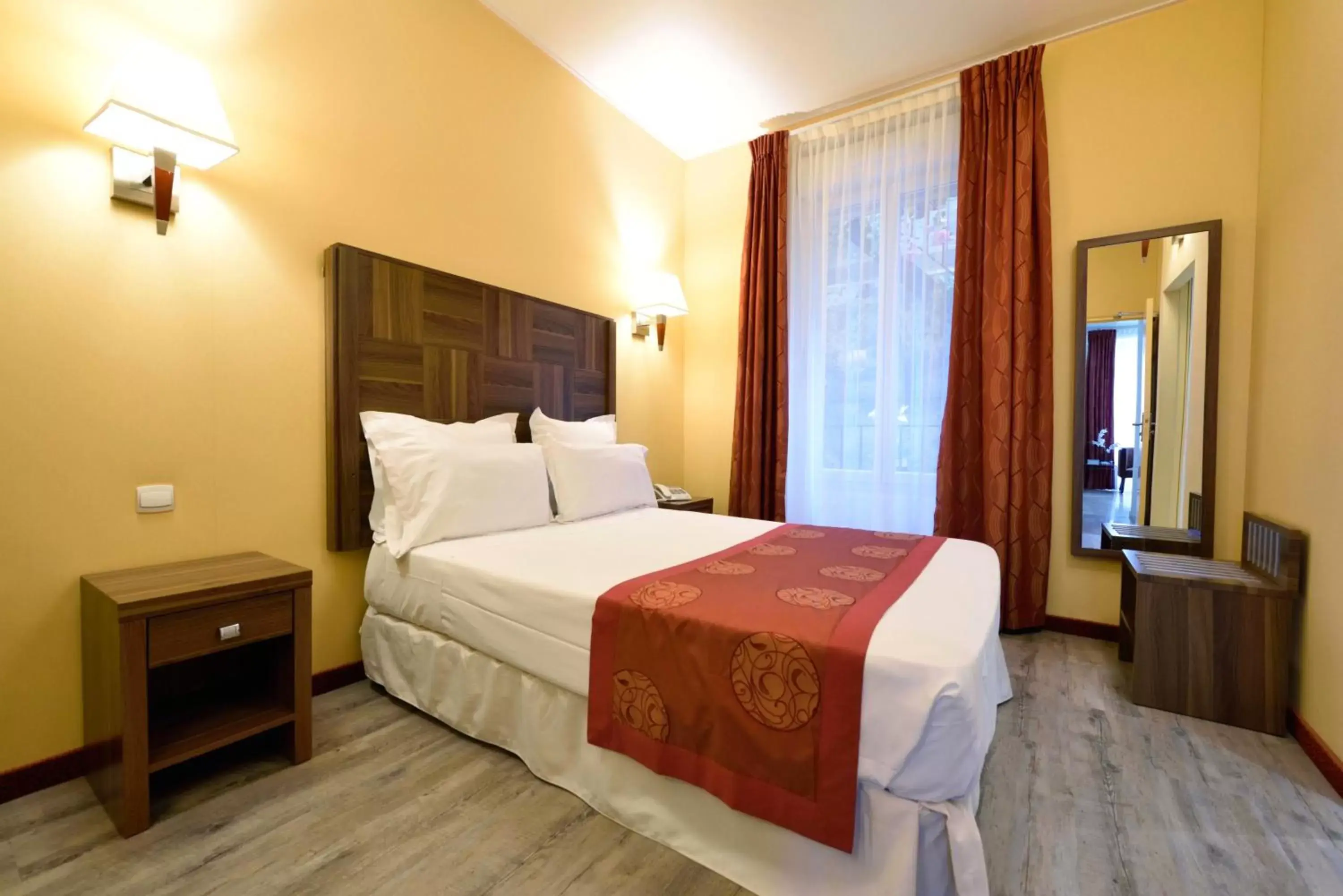 Double Room - Disability Access in Hotel Capitole Double Room - Disability Access in Hotel Capitole