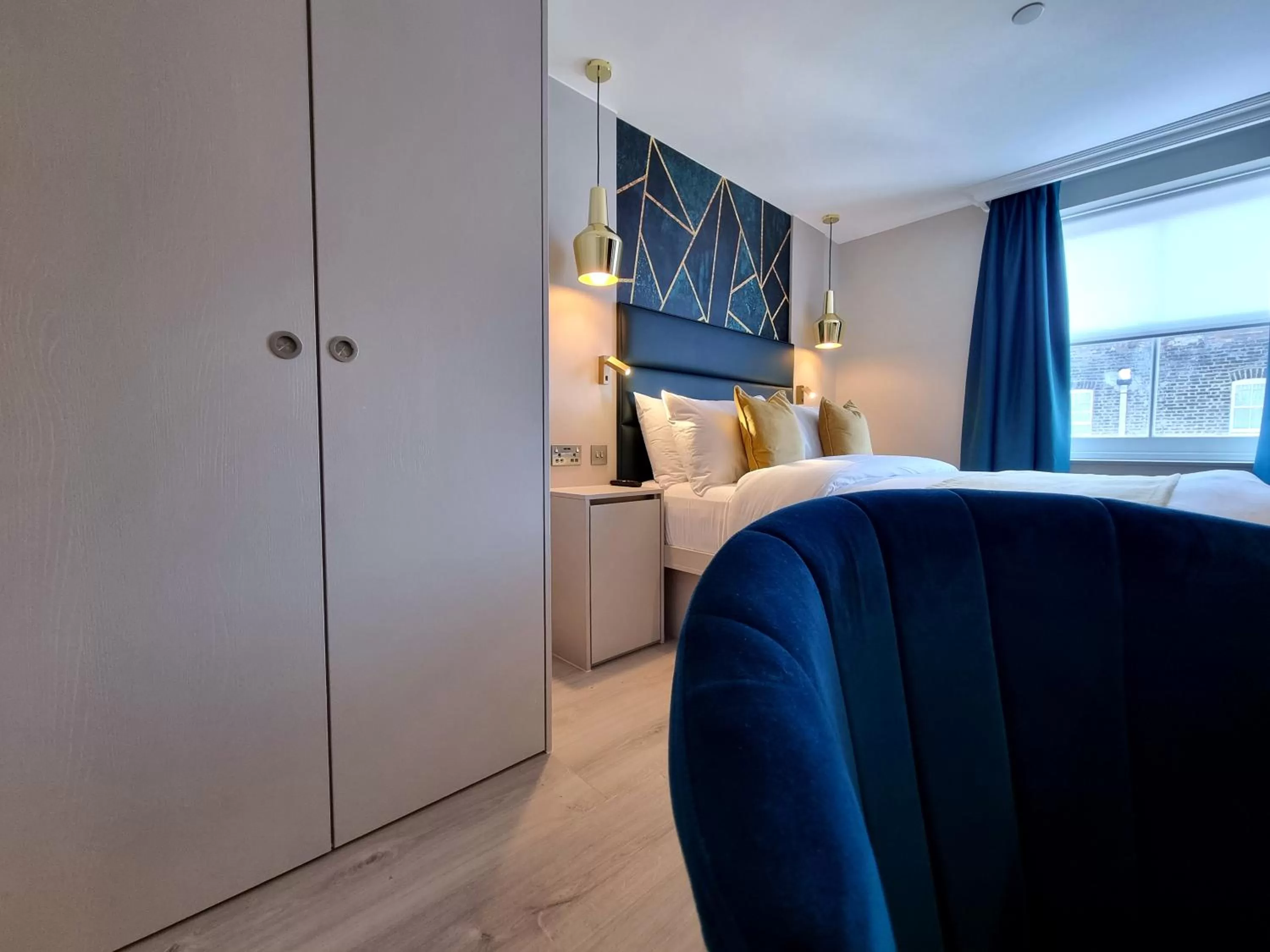 Photo of the whole room, Bed in NOX Kensington Gardens