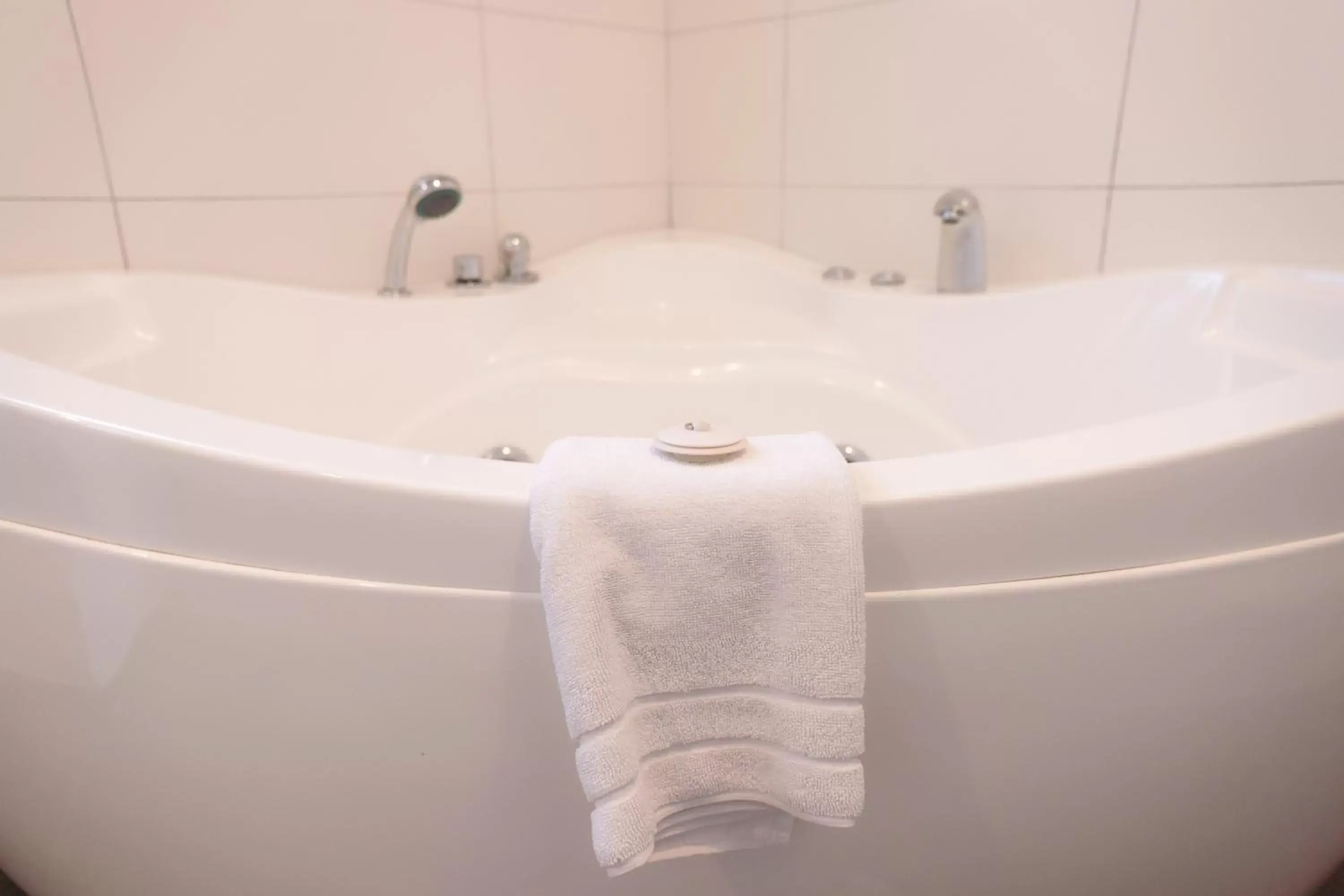 Queen Room with Spa Bath in Airport Manor Inn Queen Room with Spa Bath in Airport Manor Inn