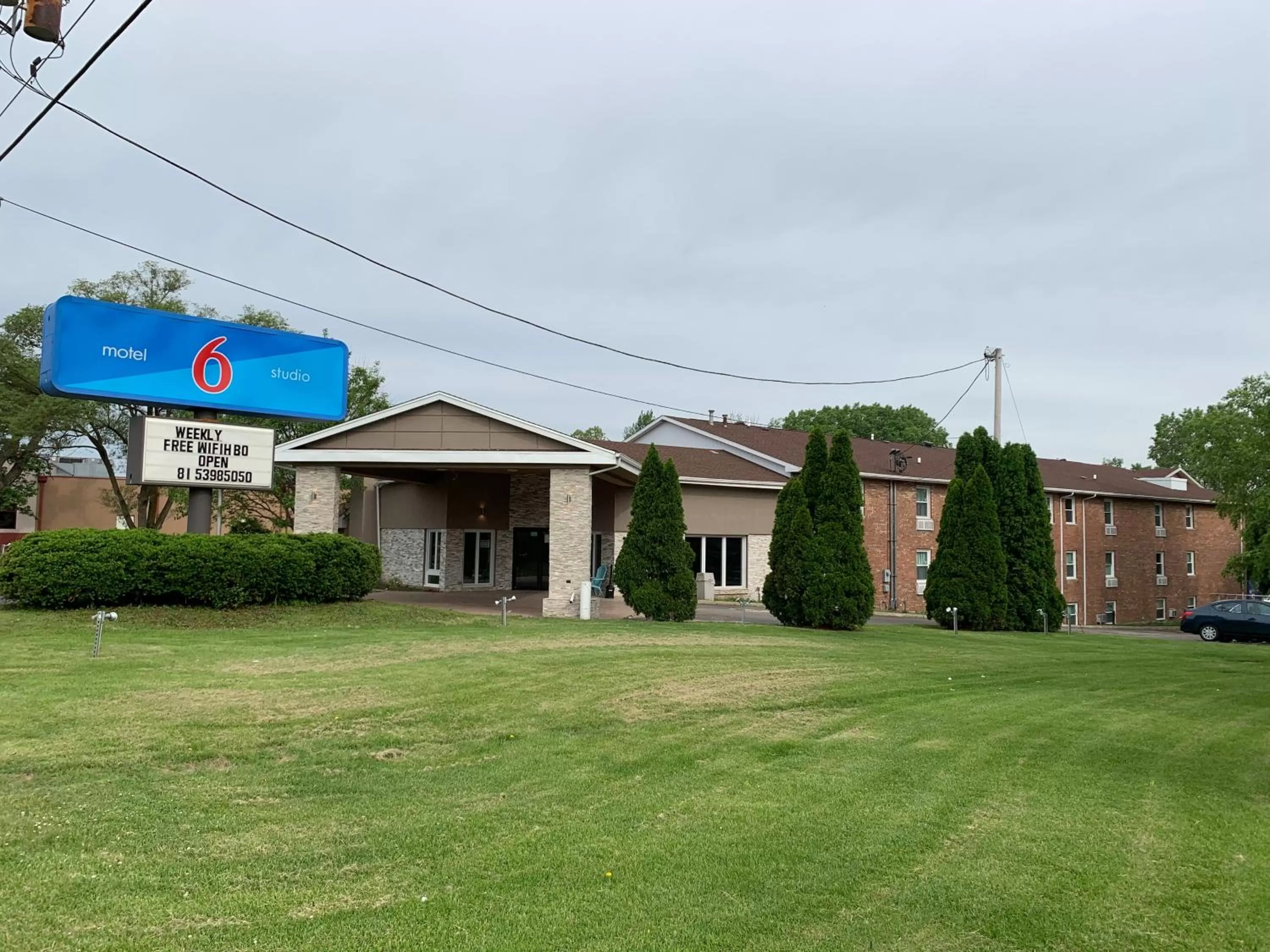 Garden view in Studio 6 Rockford