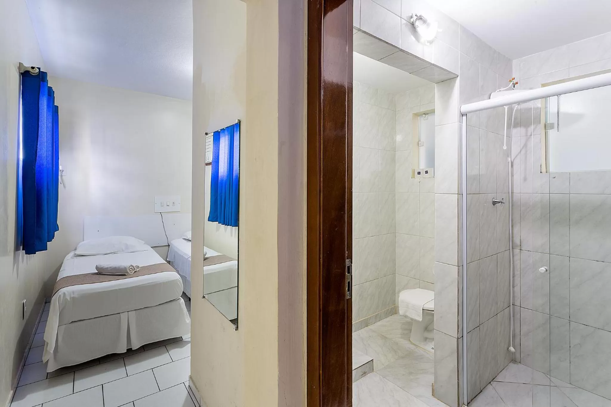 Bathroom, Bed in Hotel Marjaí