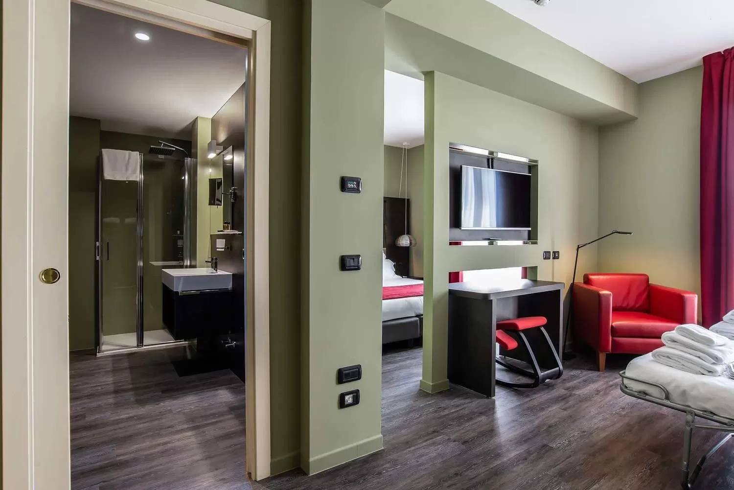 Bathroom, Bed in Maranello Palace