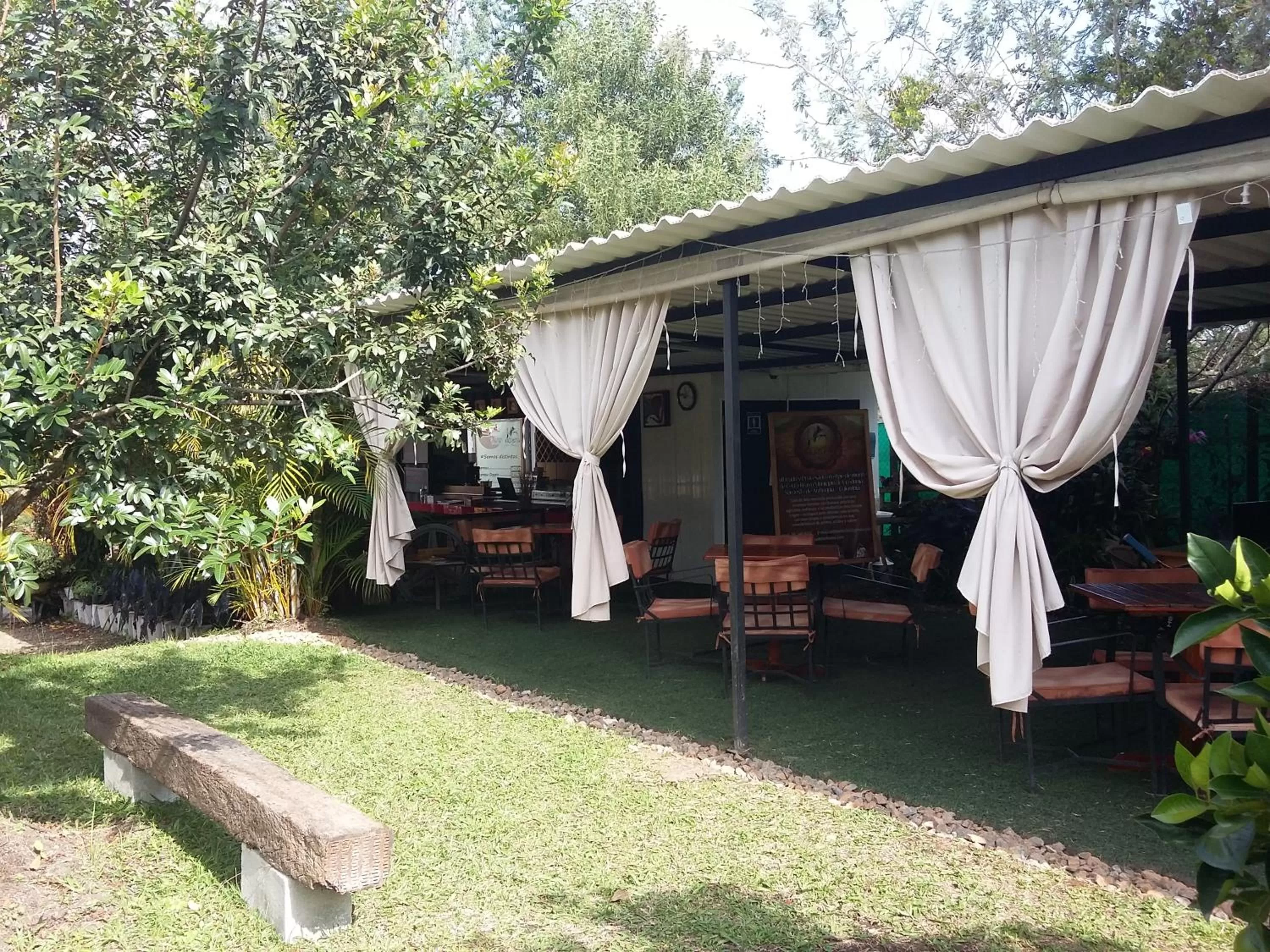 Restaurant/places to eat, Garden in ALTO LODGING Centro de Entrenamiento Deportivo y Negocios, a 2 pasos del Aeropuerto JMC, Transporte Incluido