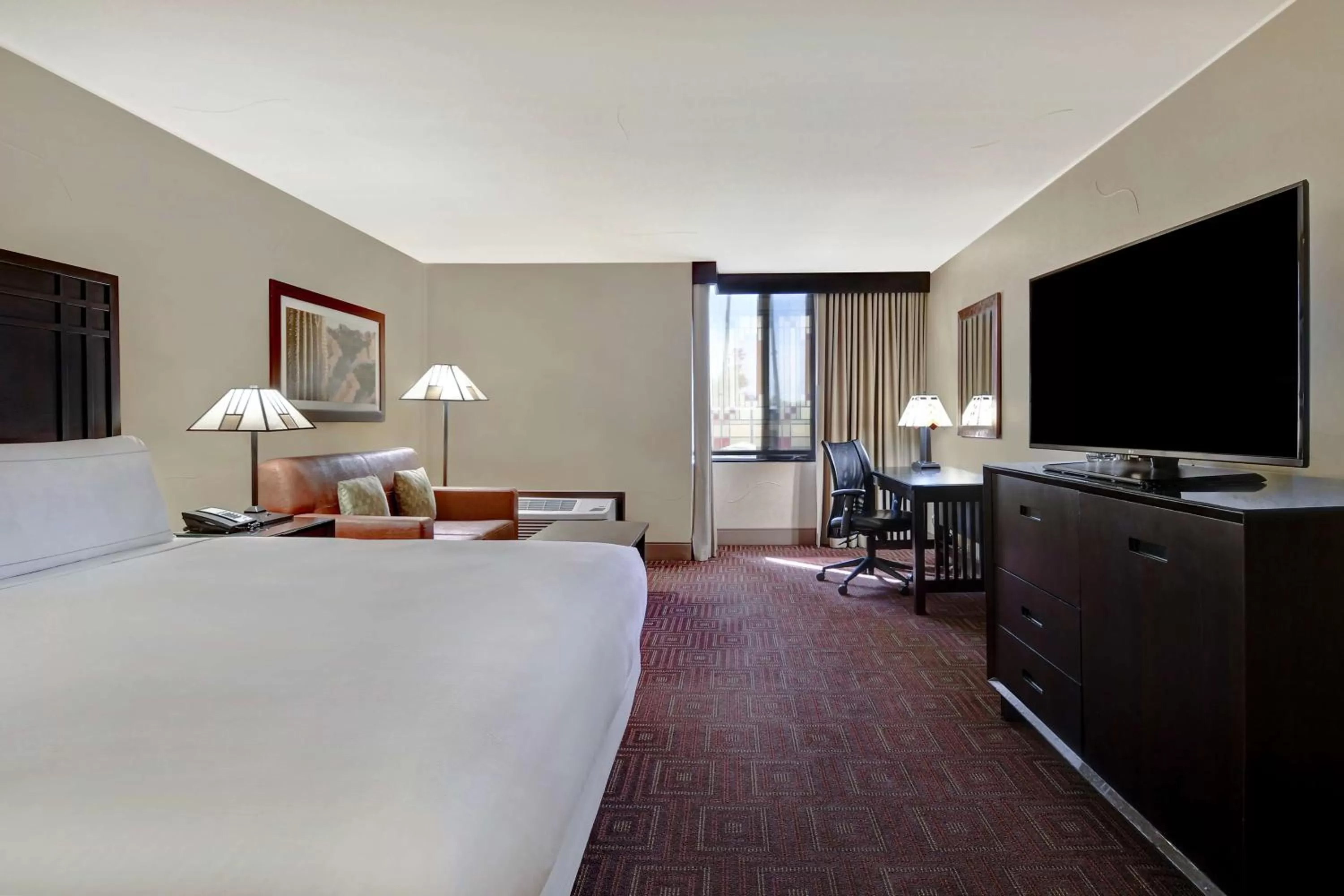Bed in DoubleTree by Hilton Phoenix- Tempe