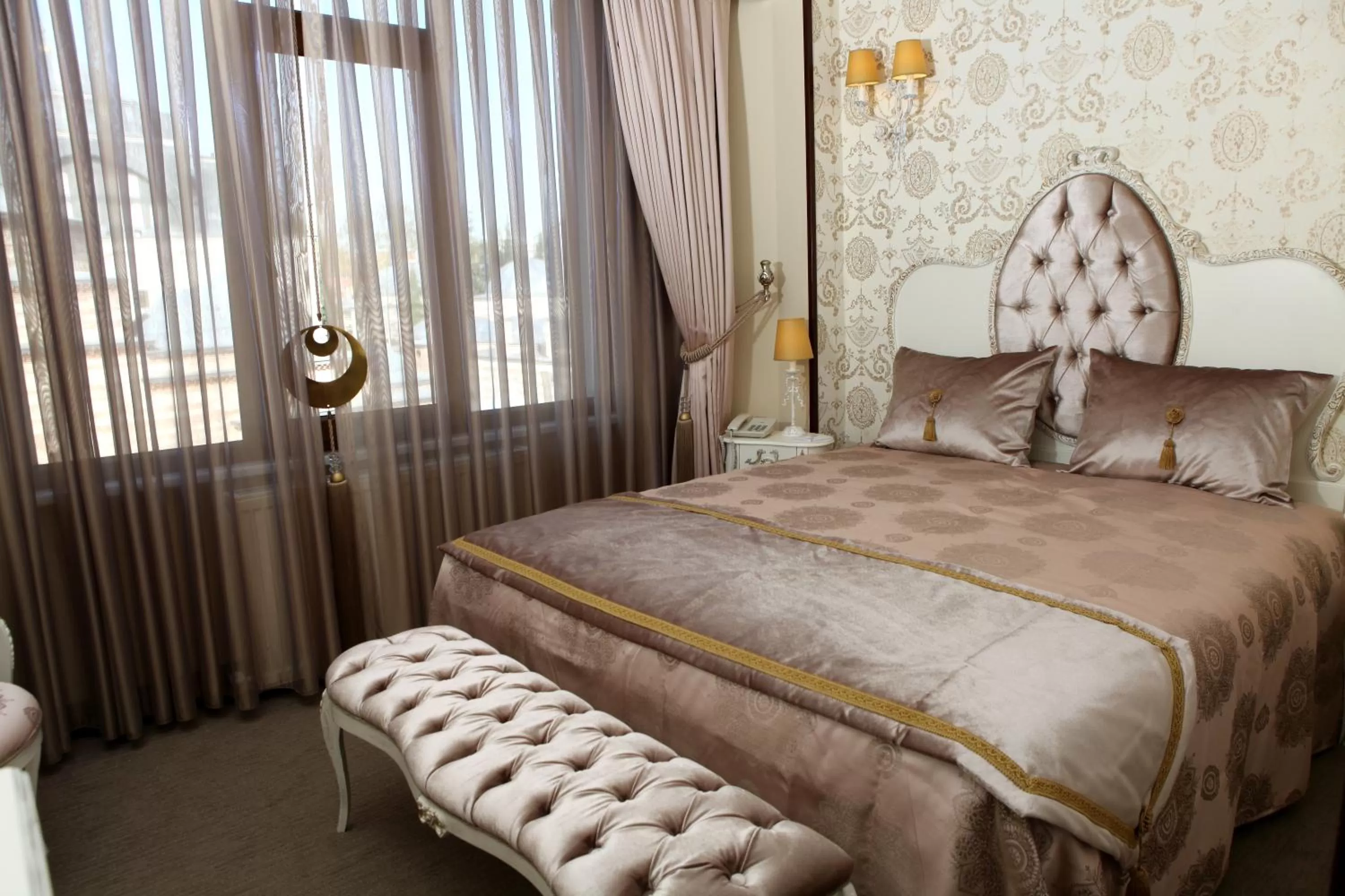 Shower, Bed in Port Hotel