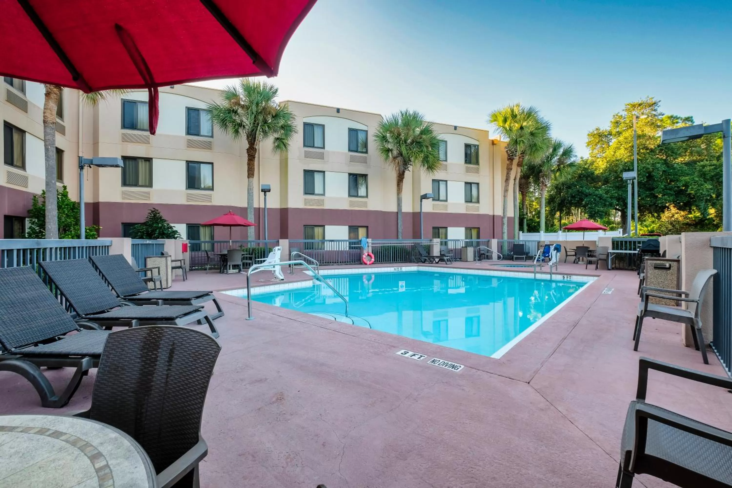Swimming pool in Red Roof Inn PLUS+ Palm Coast