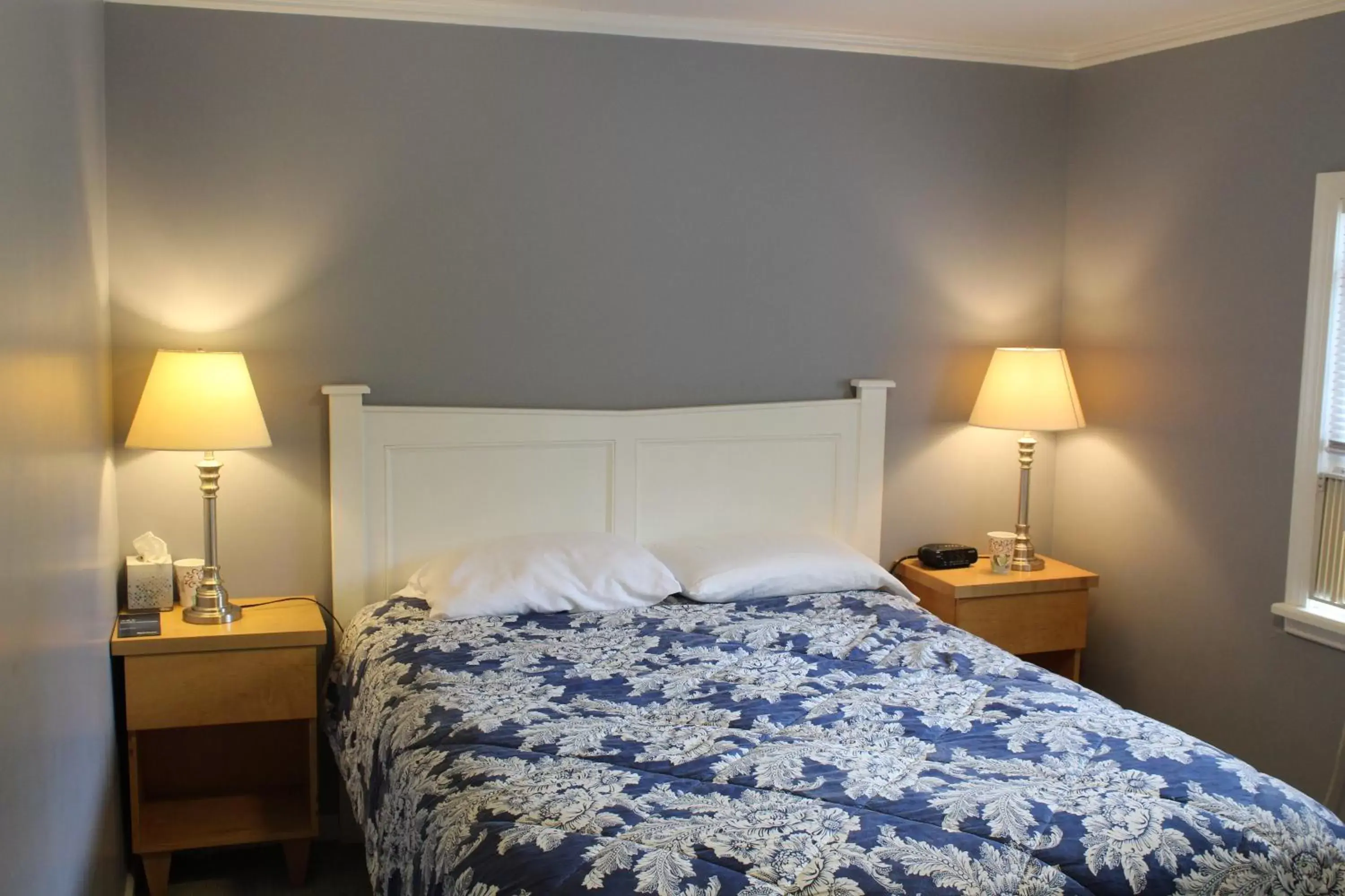 Double Room in Catskill Seasons Inn Double Room in Catskill Seasons Inn