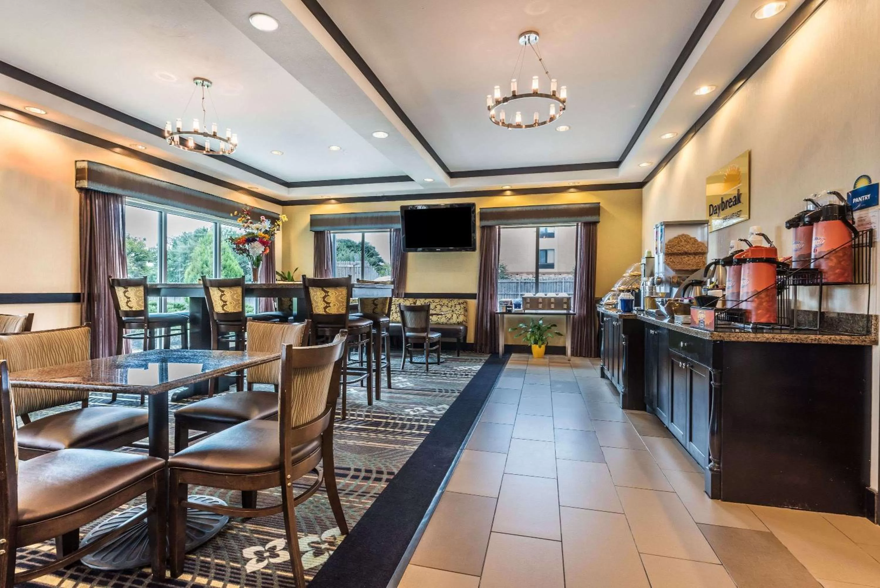 Restaurant/places to eat in Days Inn & Suites by Wyndham Mineral Wells