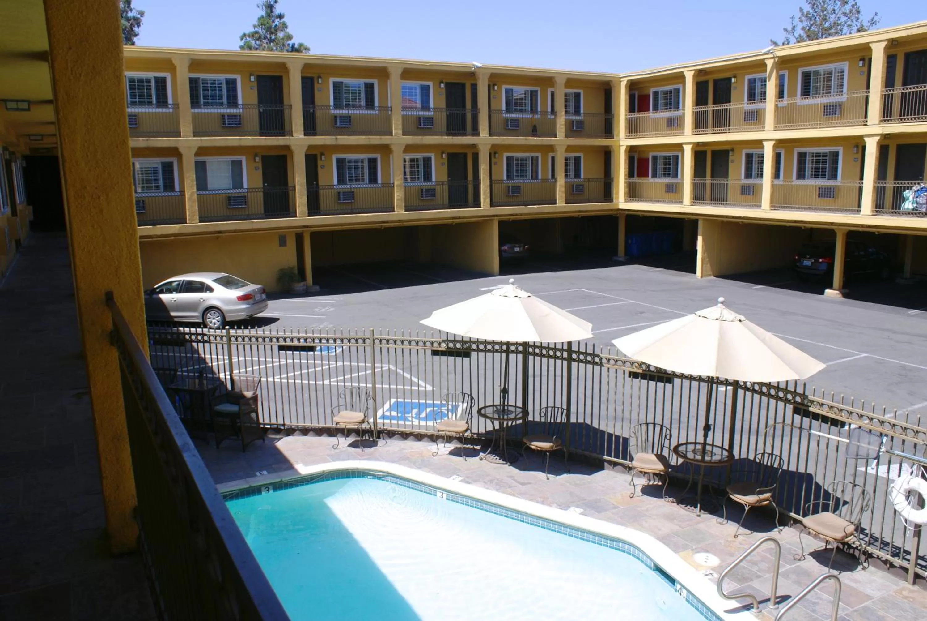 Swimming pool in Napa Valley Hotel & Suites