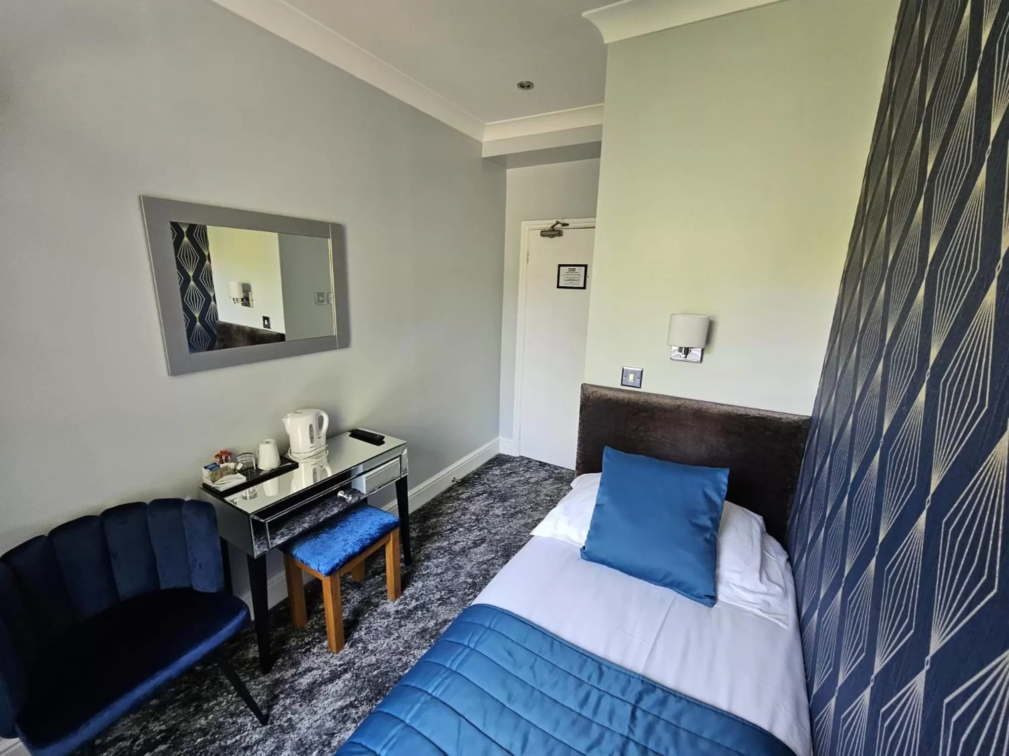 Bedroom, Bed in Mentone Hotel