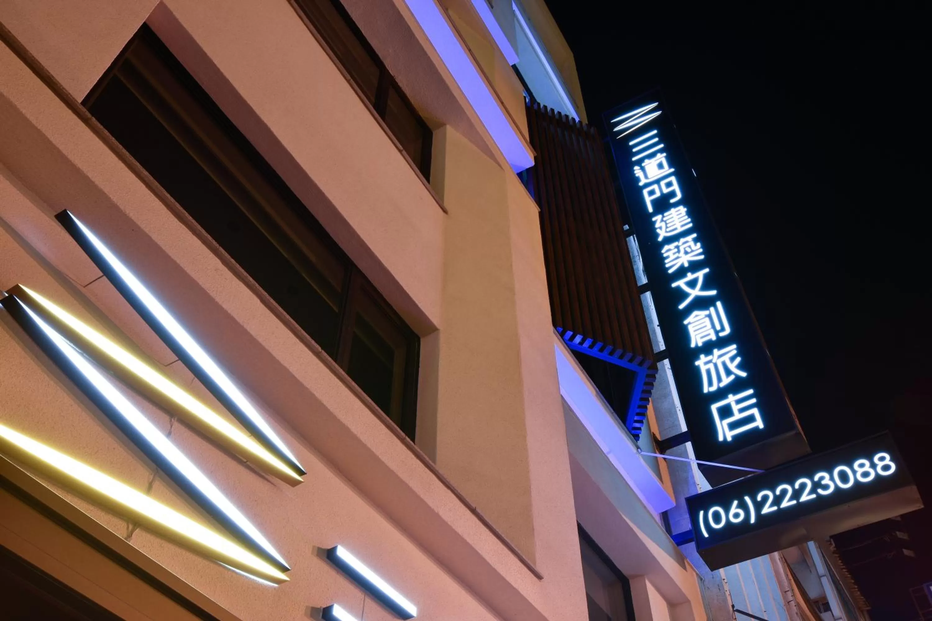 Property logo or sign in 3 Door Hotel