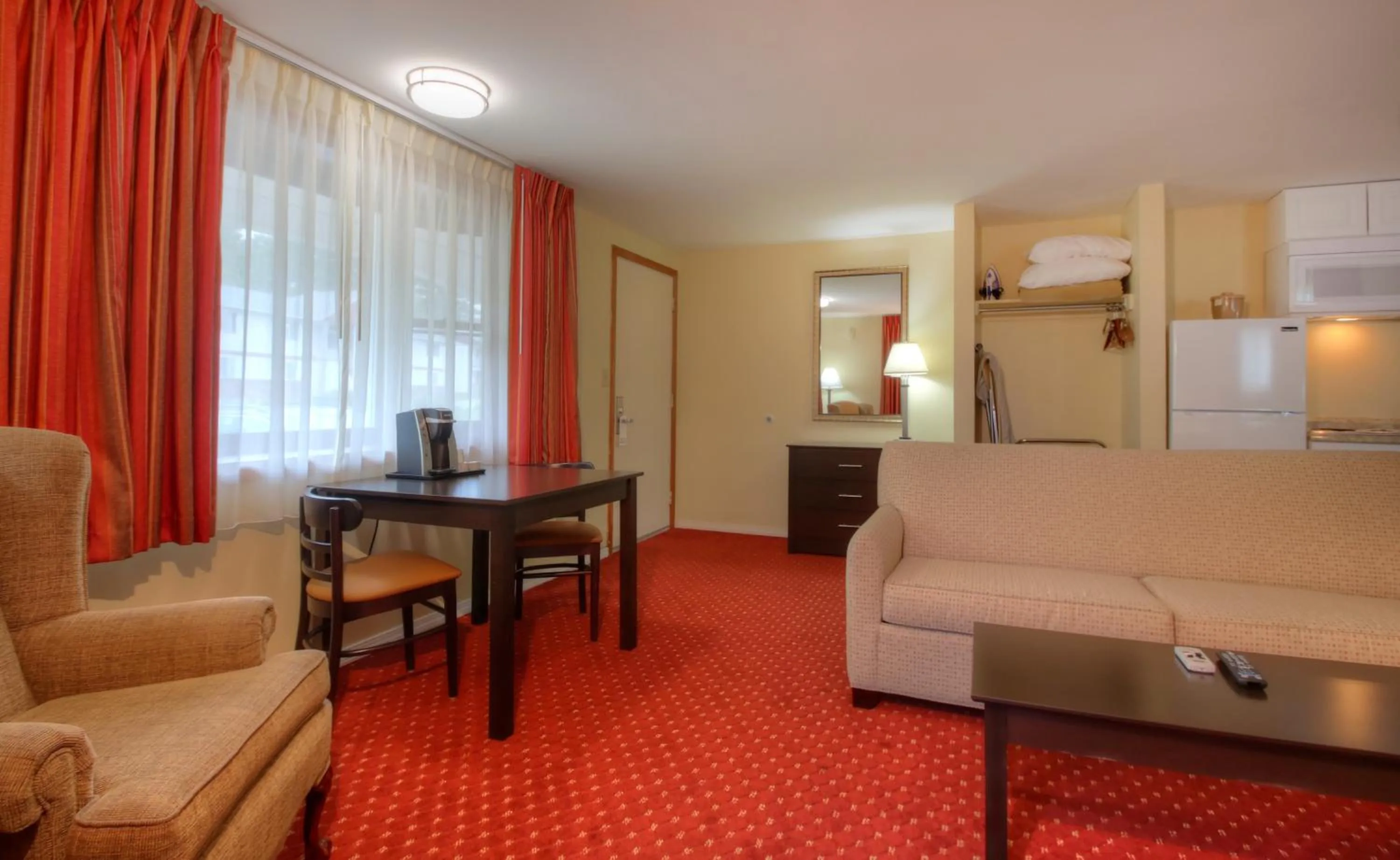 Dining area, Bed in Ogunquit Tides