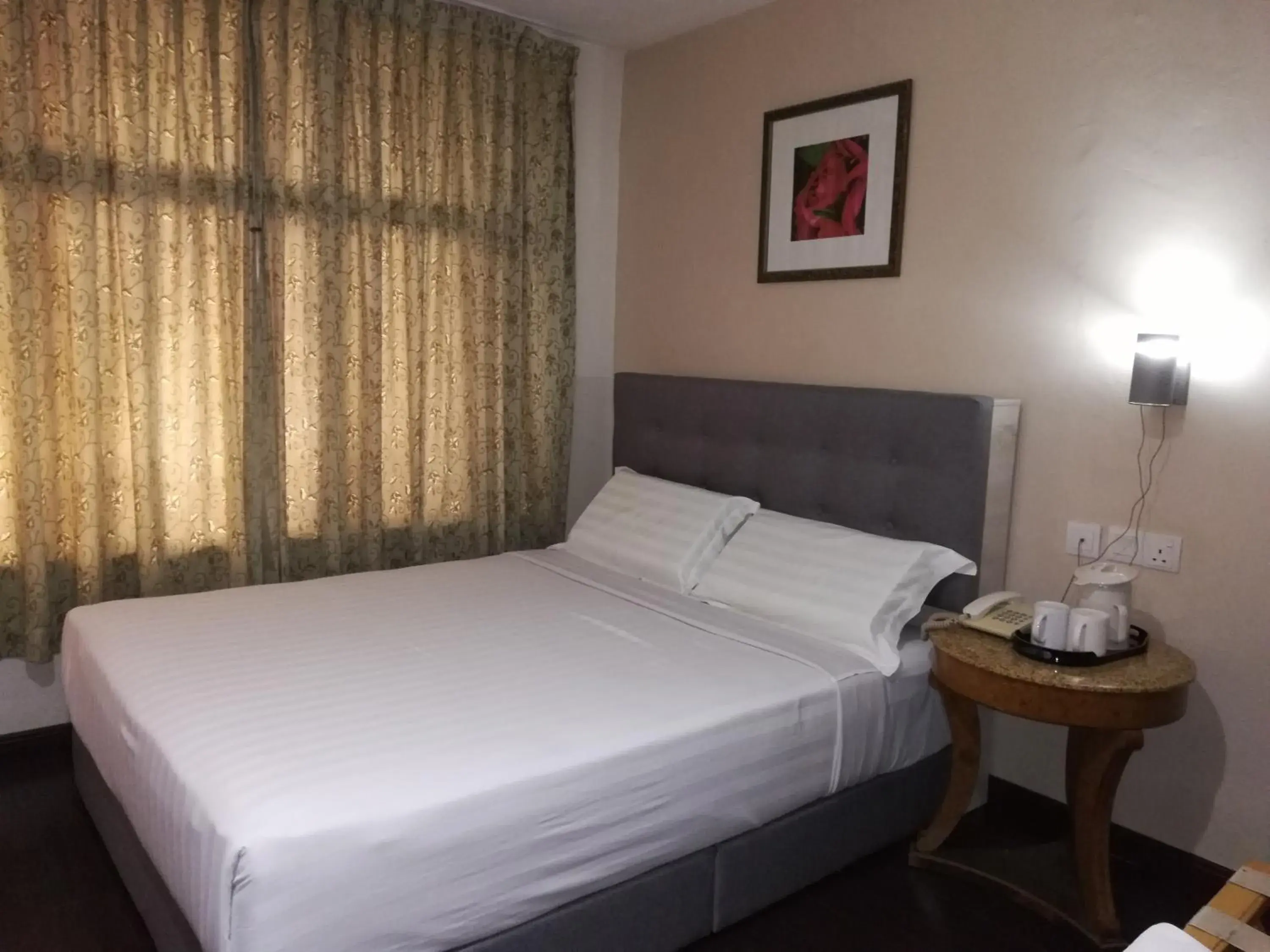 Standard Queen Room - single occupancy in Floral Hotel Standard Queen Room - single occupancy in Floral Hotel