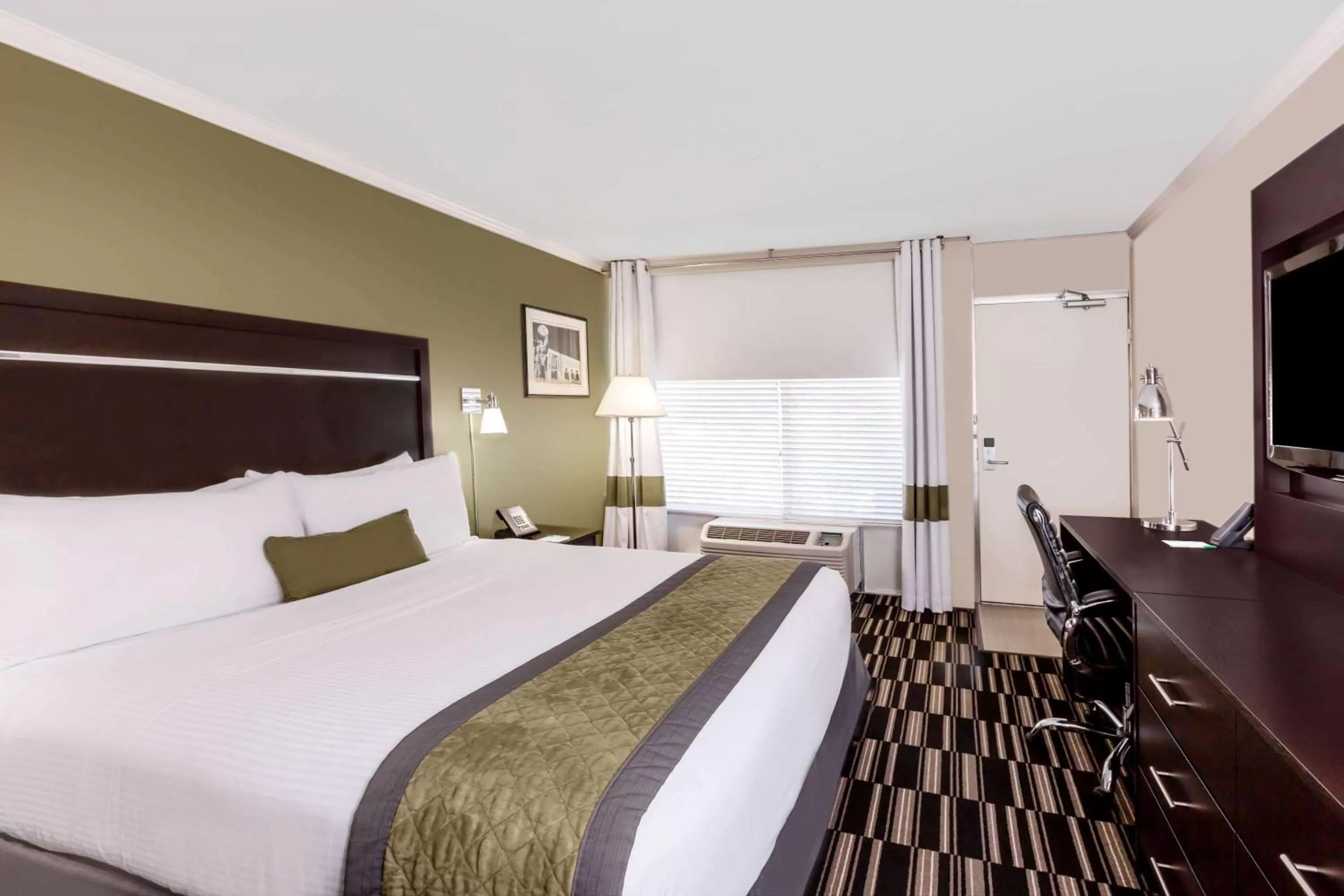 Photo of the whole room, Bed in Uptown Oasis San Jose Airport & Silicon Valley