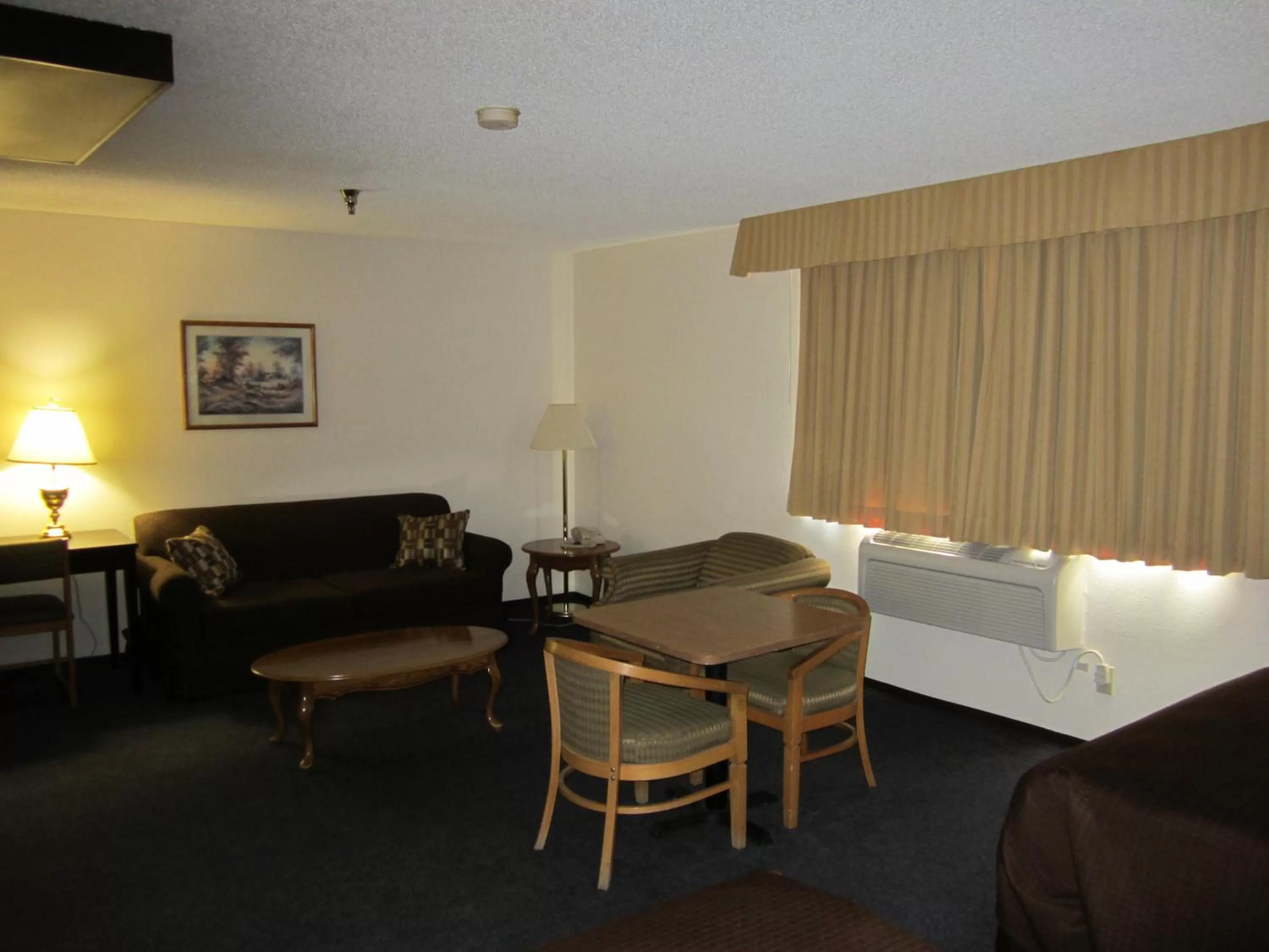 Dining area, Bed in Super 8 by Wyndham Williams Lake BC