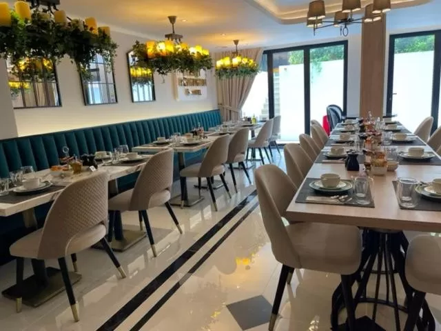 Restaurant/places to eat in Merit Kensington Hotel