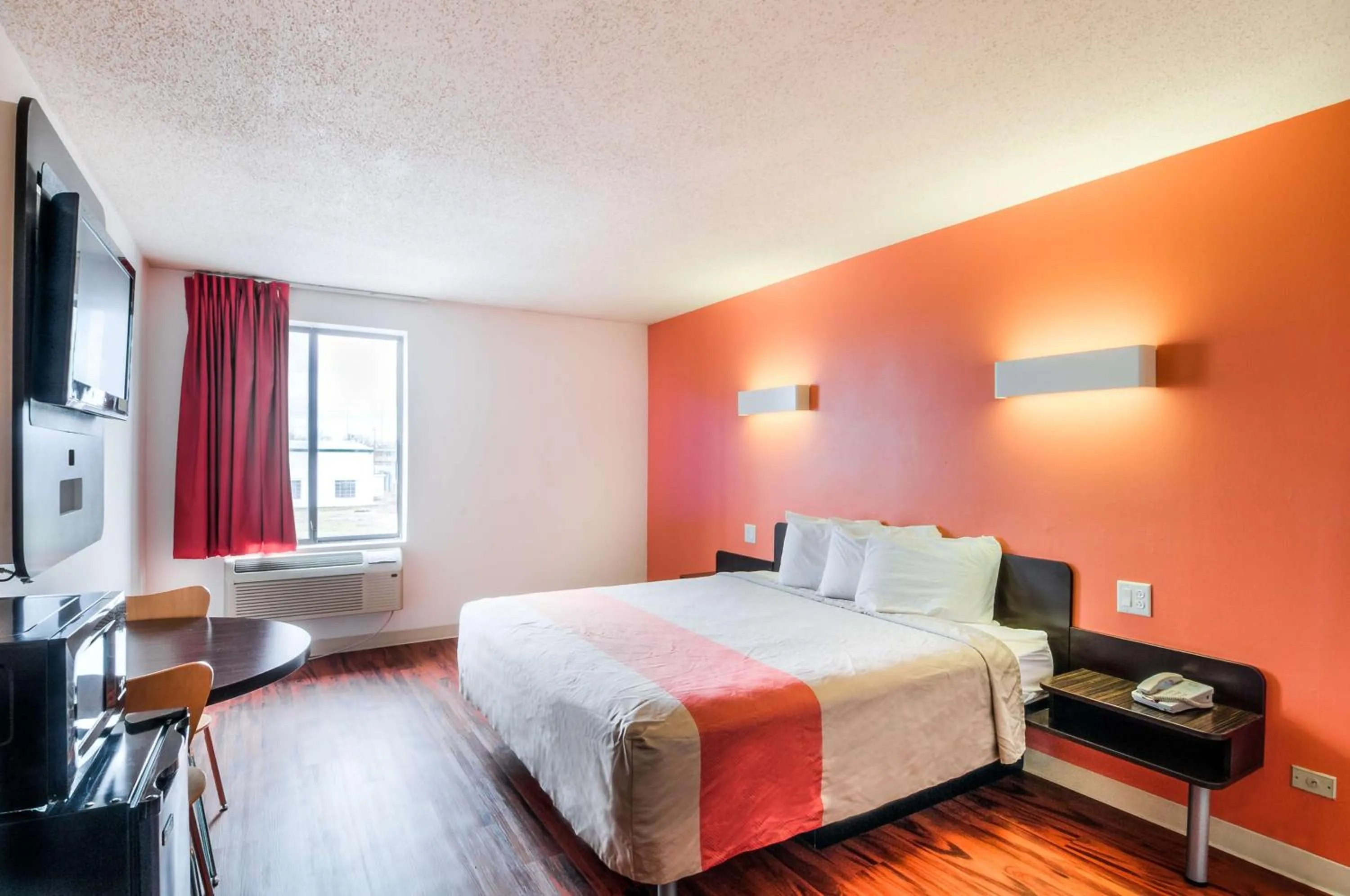 TV and multimedia, Bed in Motel 6-Lansing, IL - Chicago South