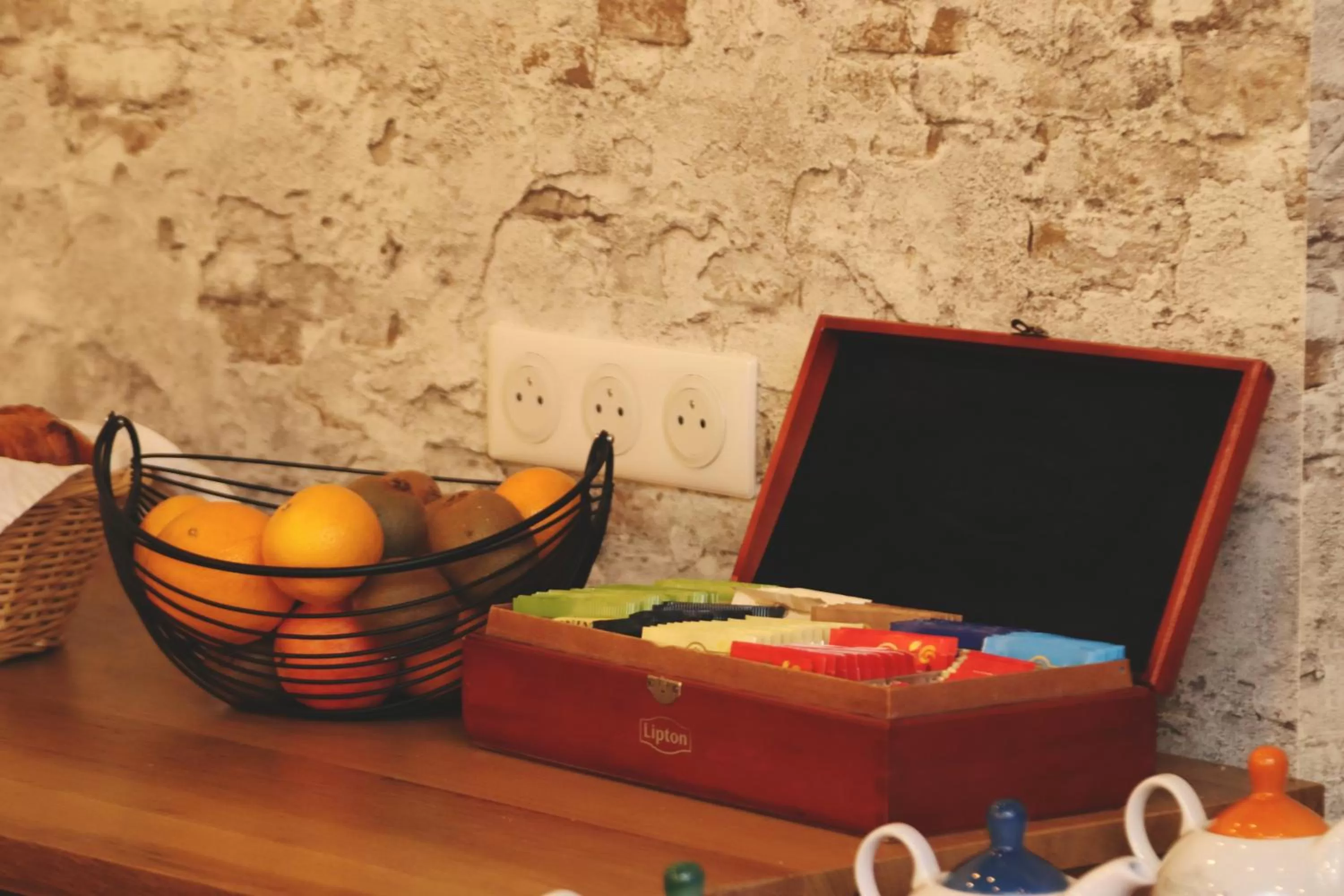 Breakfast, TV/Entertainment Center in Hôtel & Restaurant Le Patio VICHY