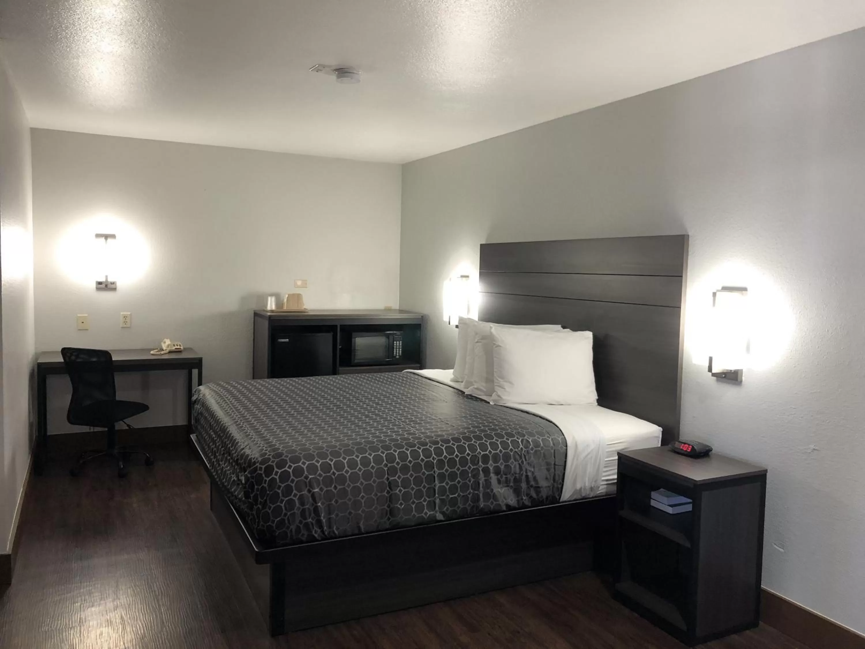 Bed in Blue Way Inn By Jasper Near Frost Bank Center