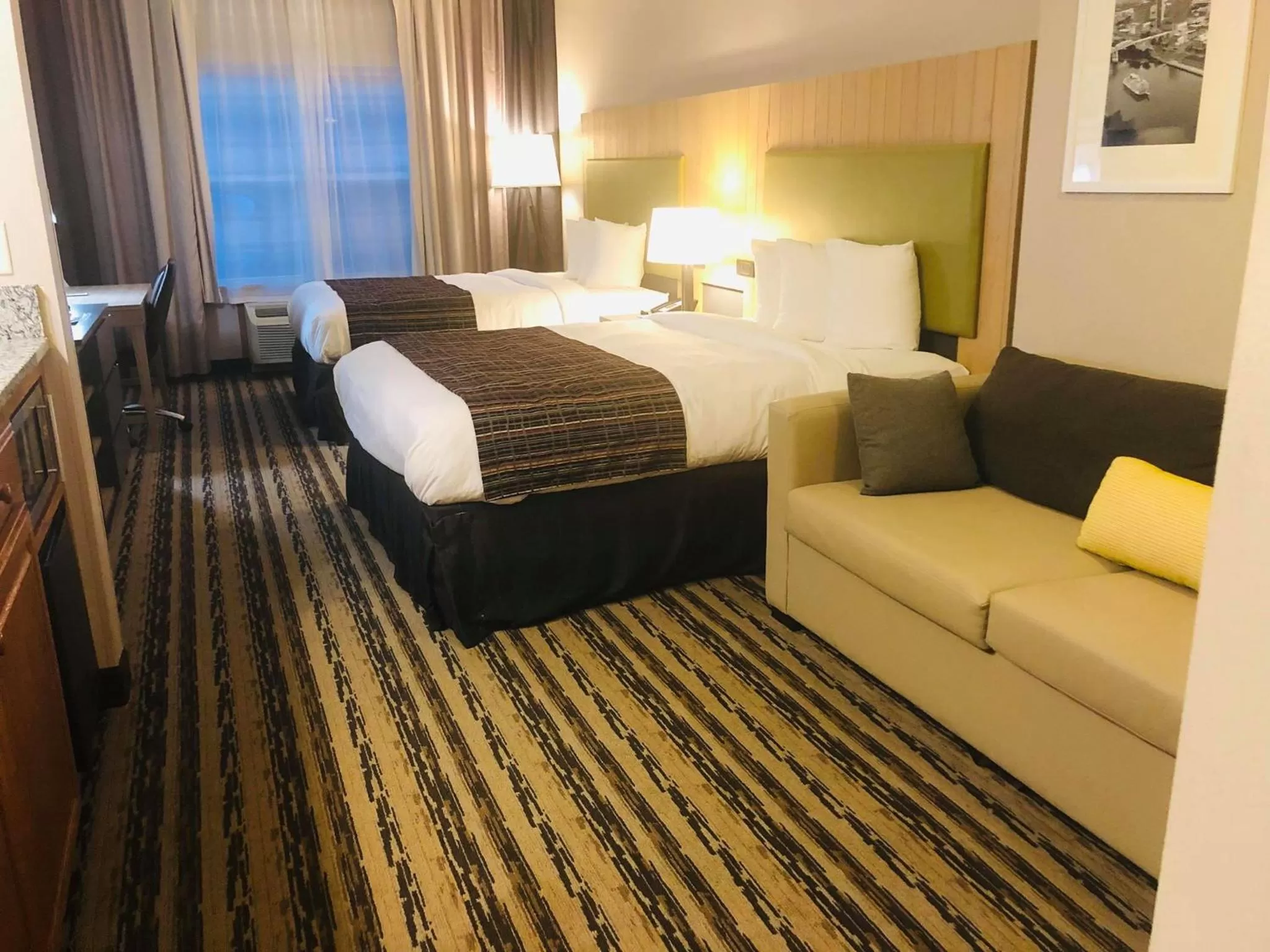 Bed in Country Inn & Suites by Radisson, Nashville Airport East, TN