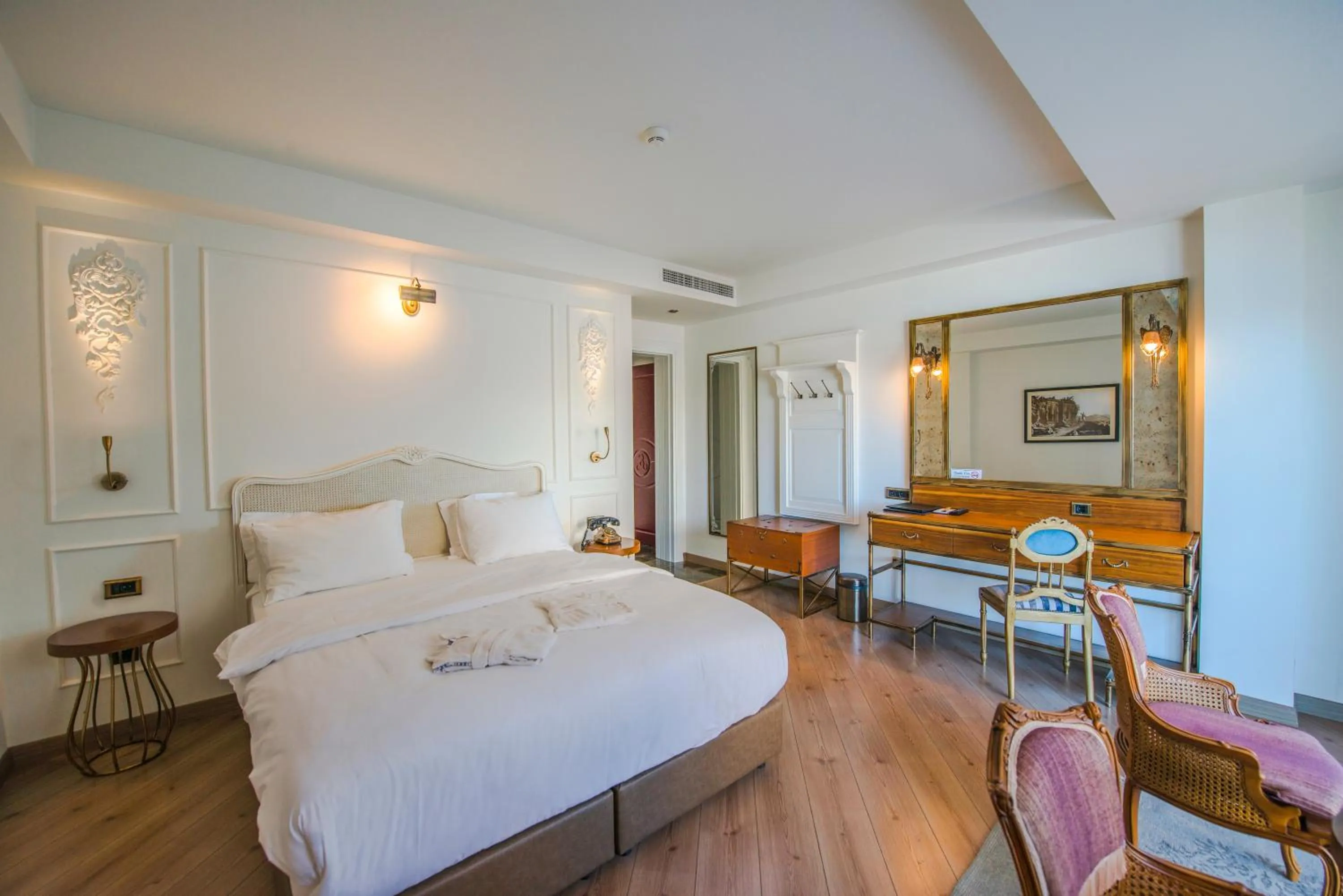 Photo of the whole room, Bed in Casa Margot Hotel - Adults Only