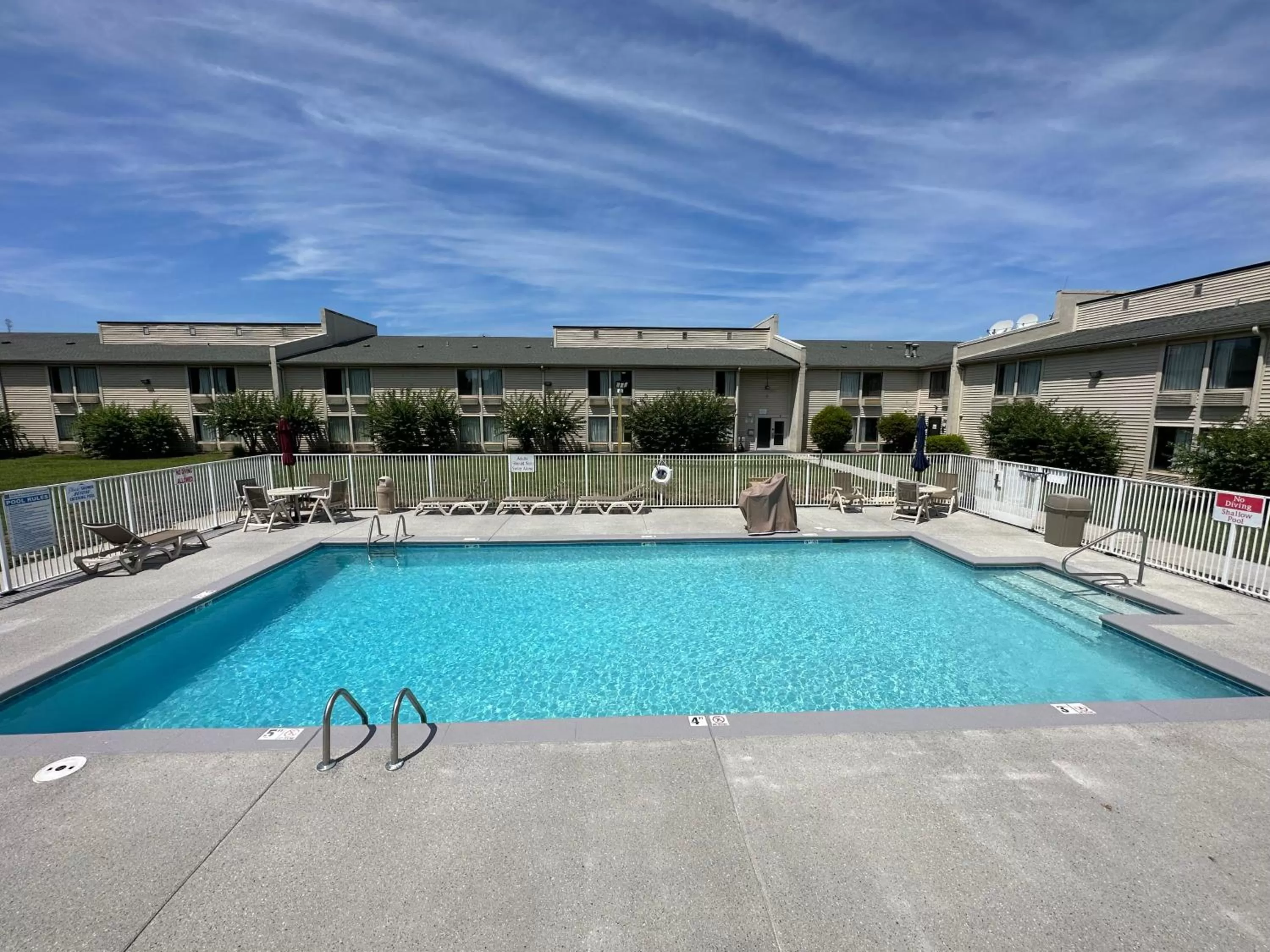 Swimming pool in Motel 6-Greensboro, NC - Airport
