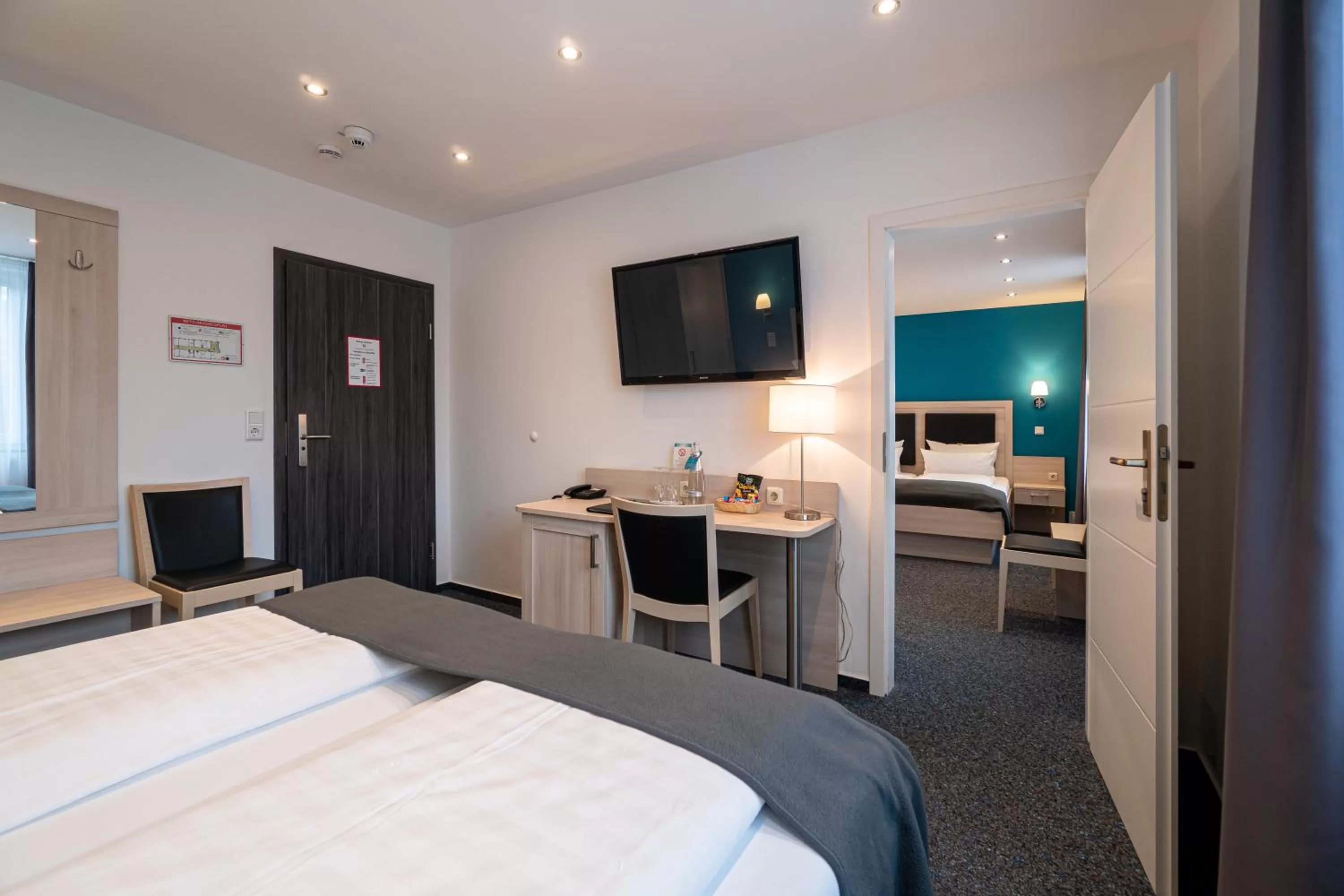 Photo of the whole room, Bed in Hotel Deutscher Hof