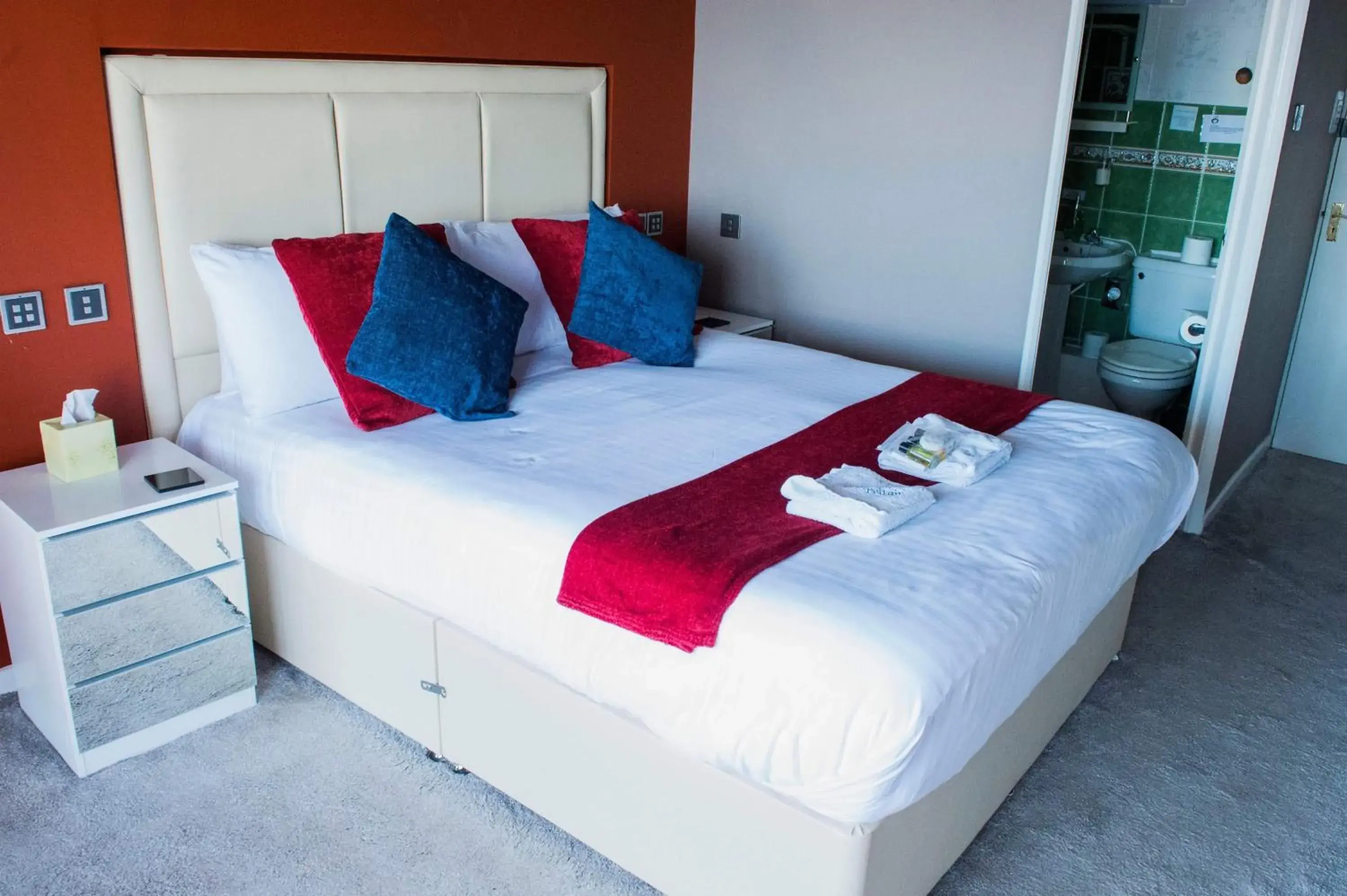 Deluxe Double Room with Balcony and Sea View in Poltair Guest House Deluxe Double Room with Balcony and Sea View in Poltair Guest House