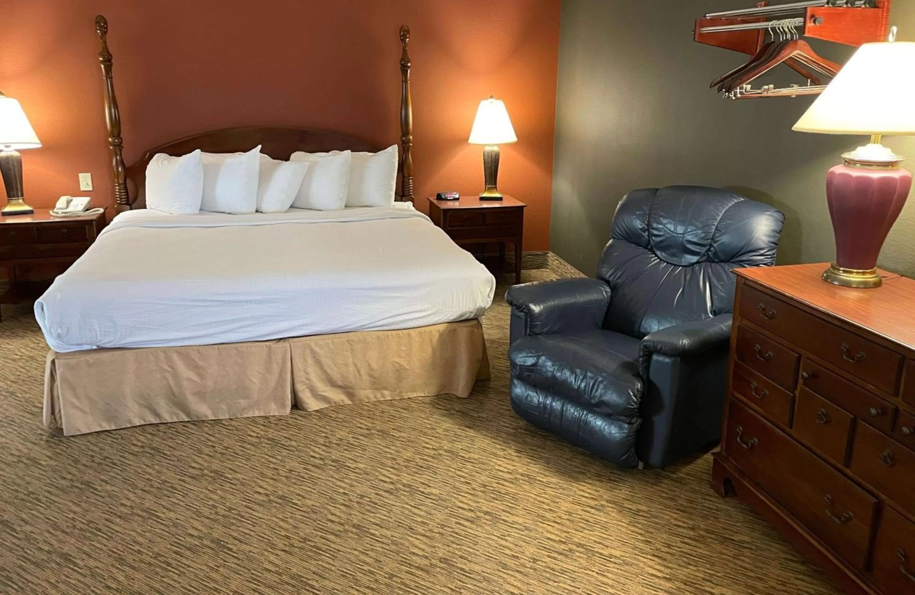 Bedroom, Bed in Crossroads Hotel & Event Center