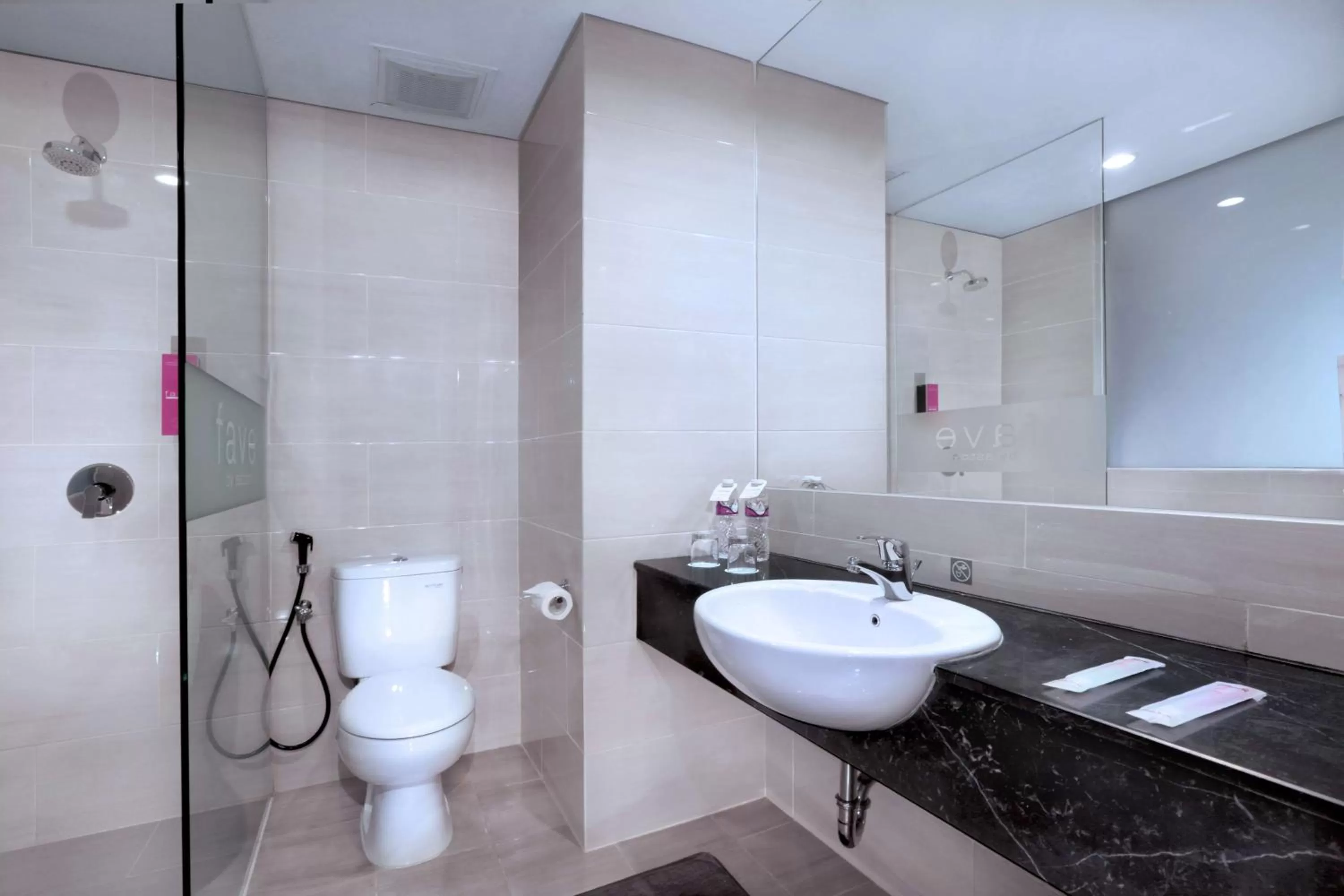 Bathroom in favehotel Margonda