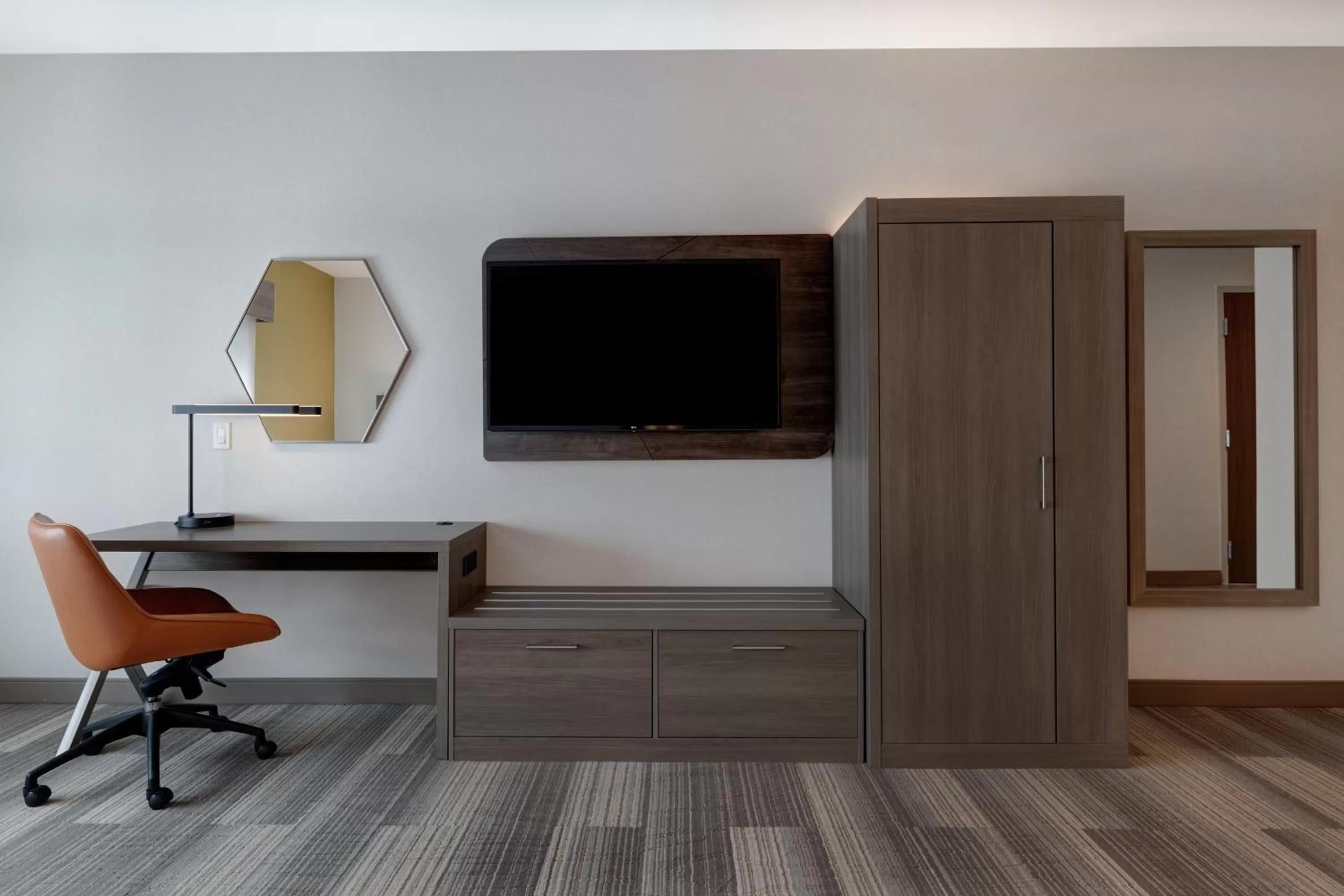 hair dresser in Holiday Inn Express & Suites - Glendale Downtown