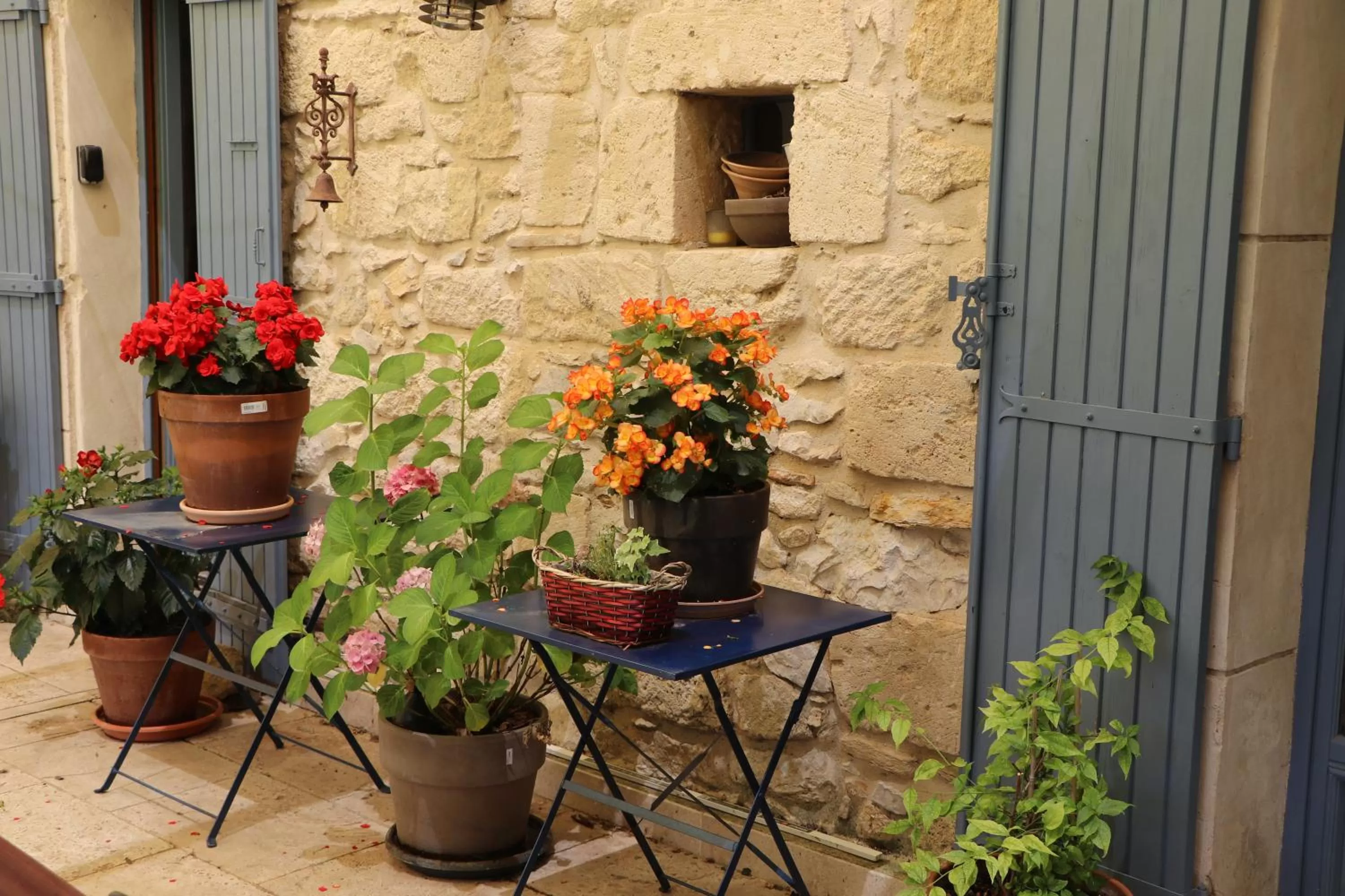 Patio in Le Mas des Cerisiers JACUZZI et SAUNA inclus pour tous les logements