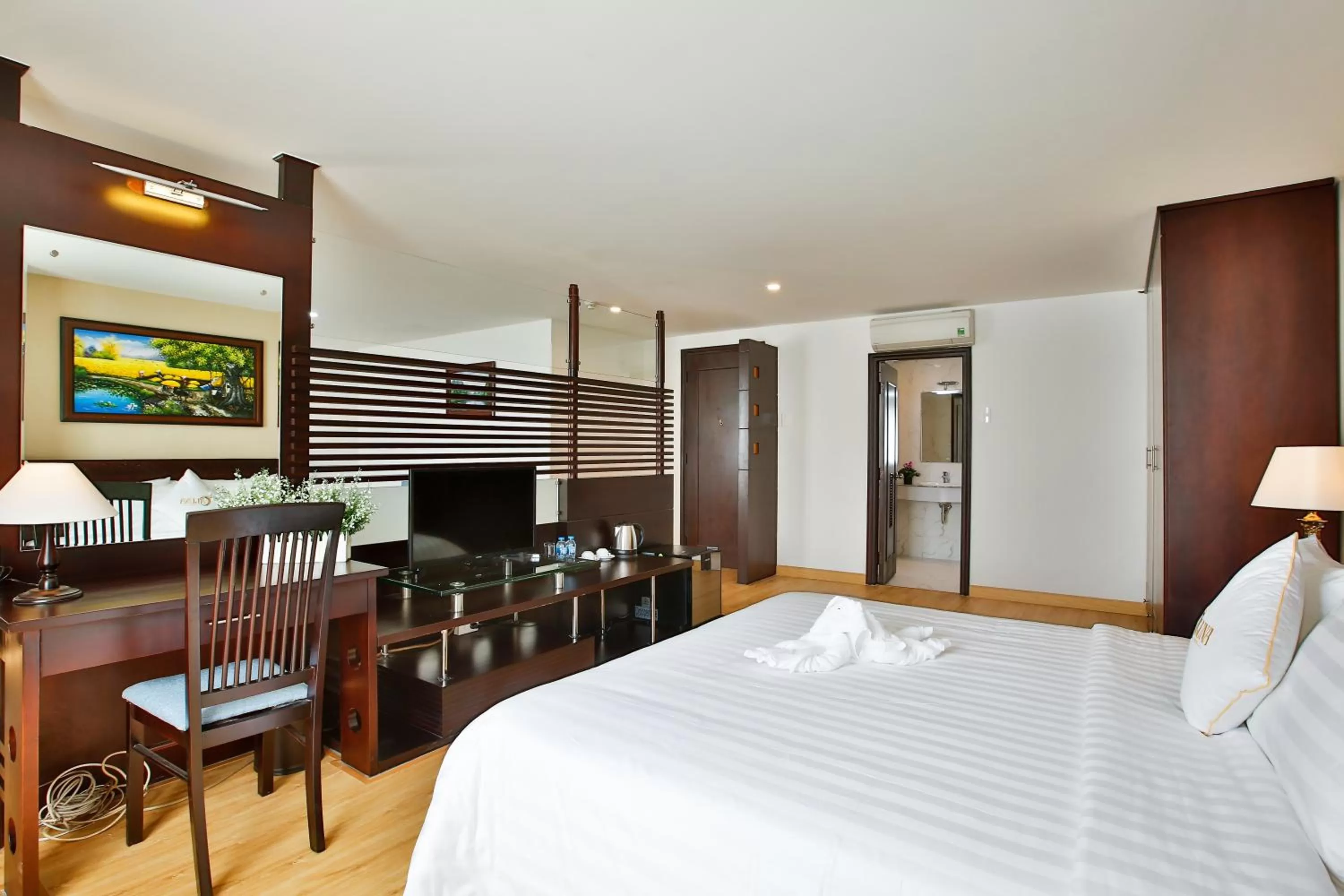 Photo of the whole room, Bed in ALUNA Ben Thanh Hotel