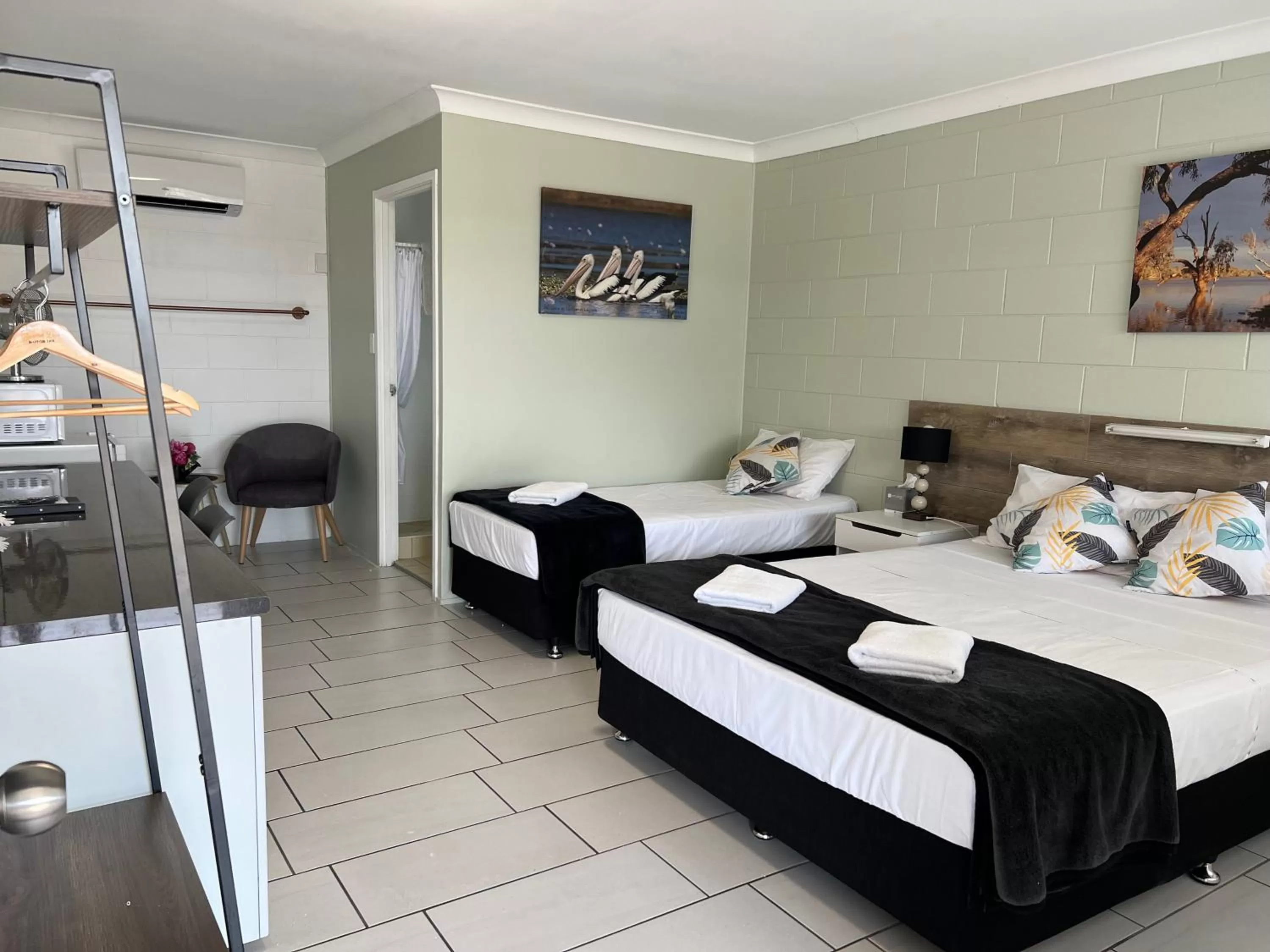 Photo of the whole room, Bed in Spanish Lace Motor Inn