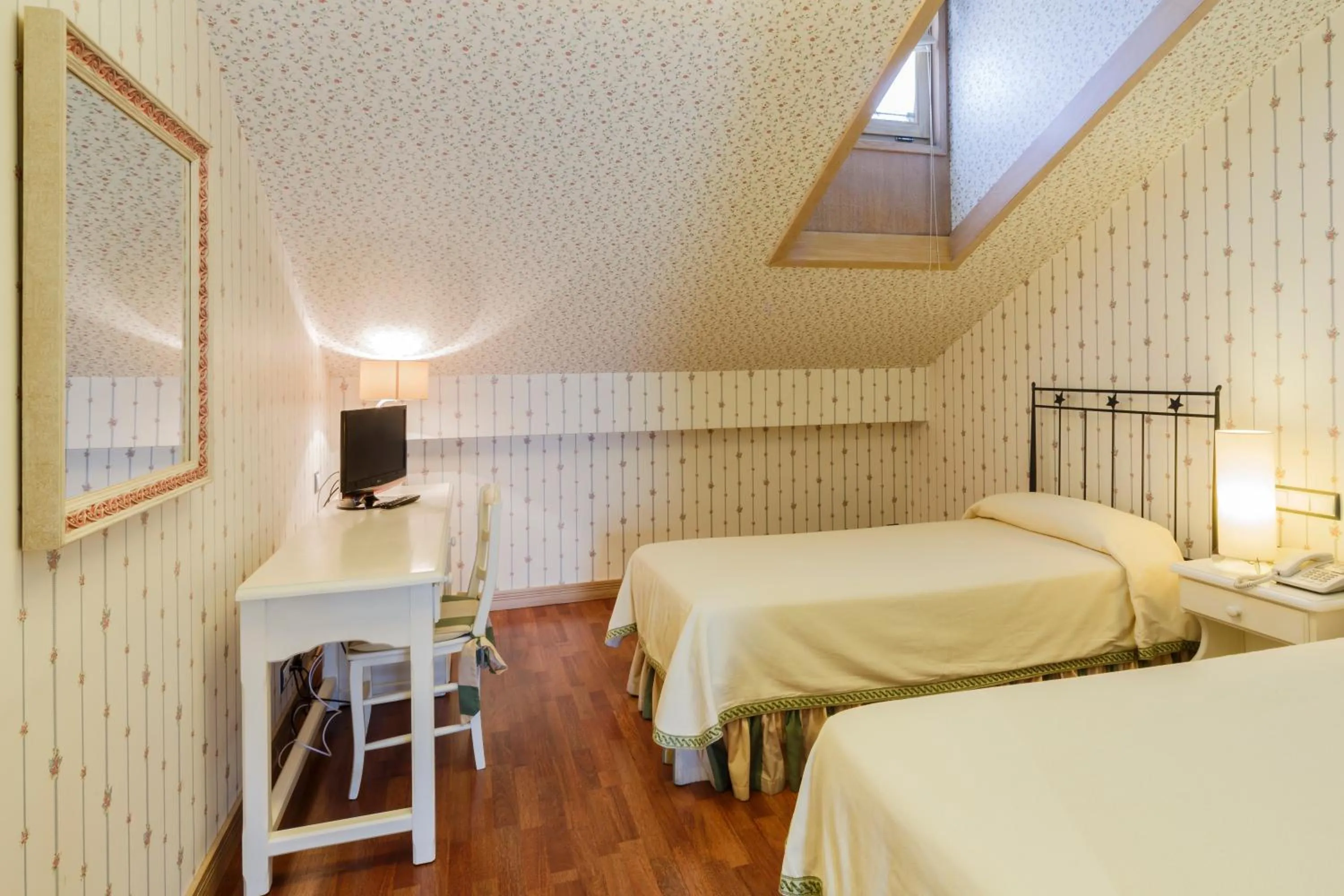 Bedroom, Bed in Hotel Azofra