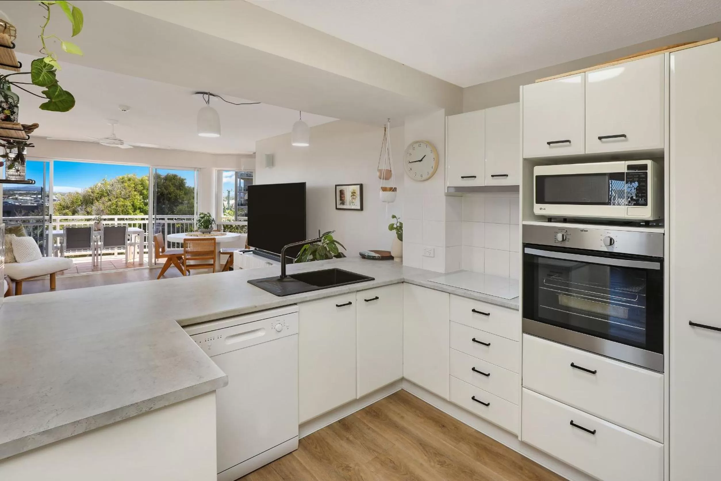 Kitchen or kitchenette in Beachside Resort Kawana Waters