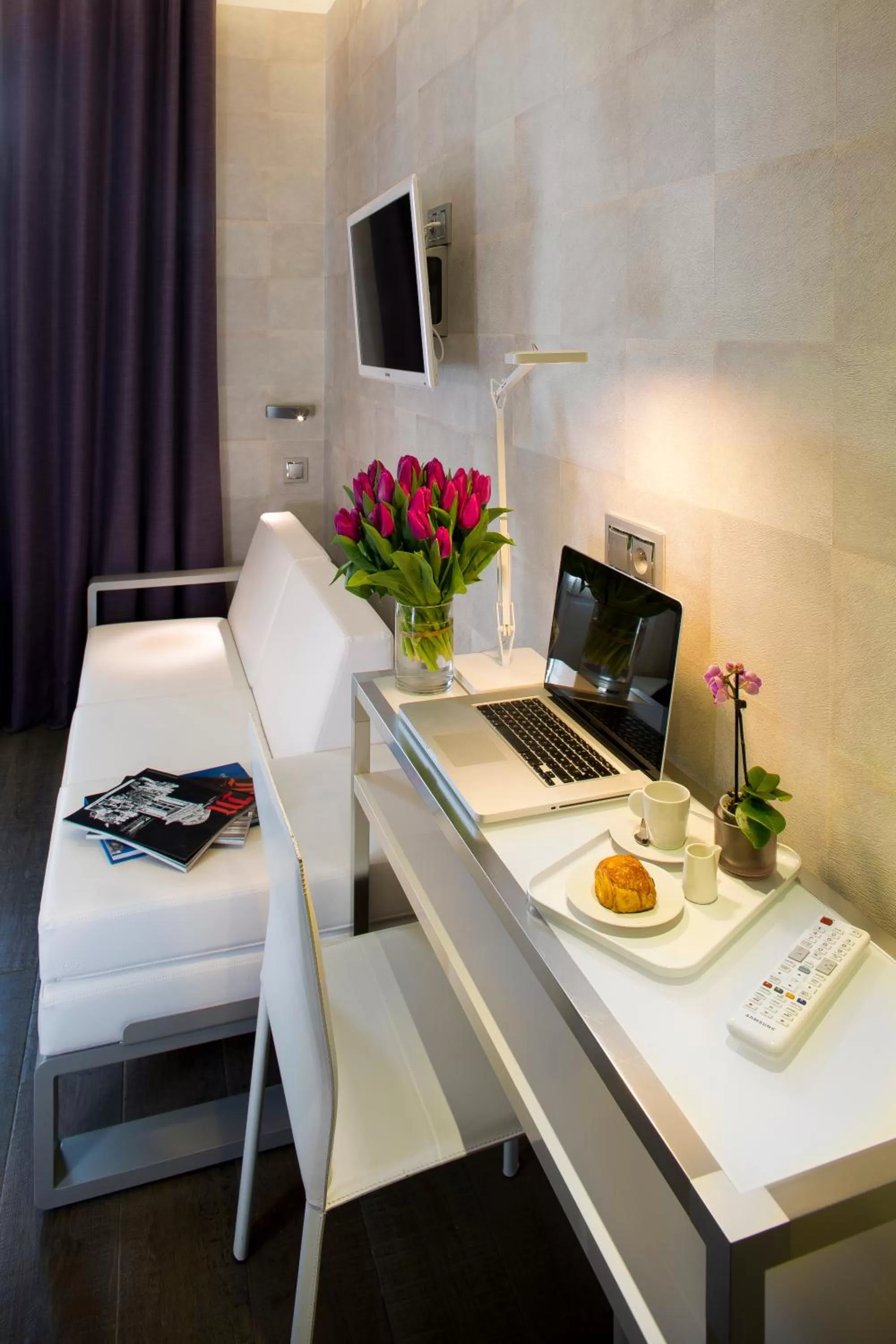 Photo of the whole room in Hotel des Arceaux