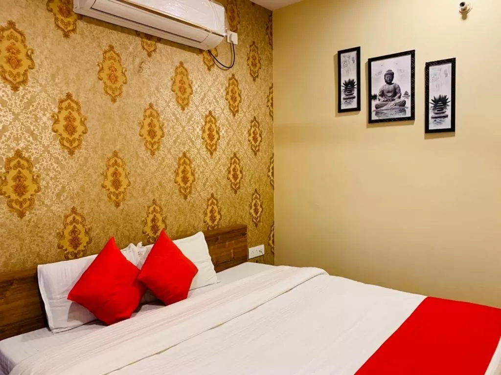 Bed in Hotel Neelkanth