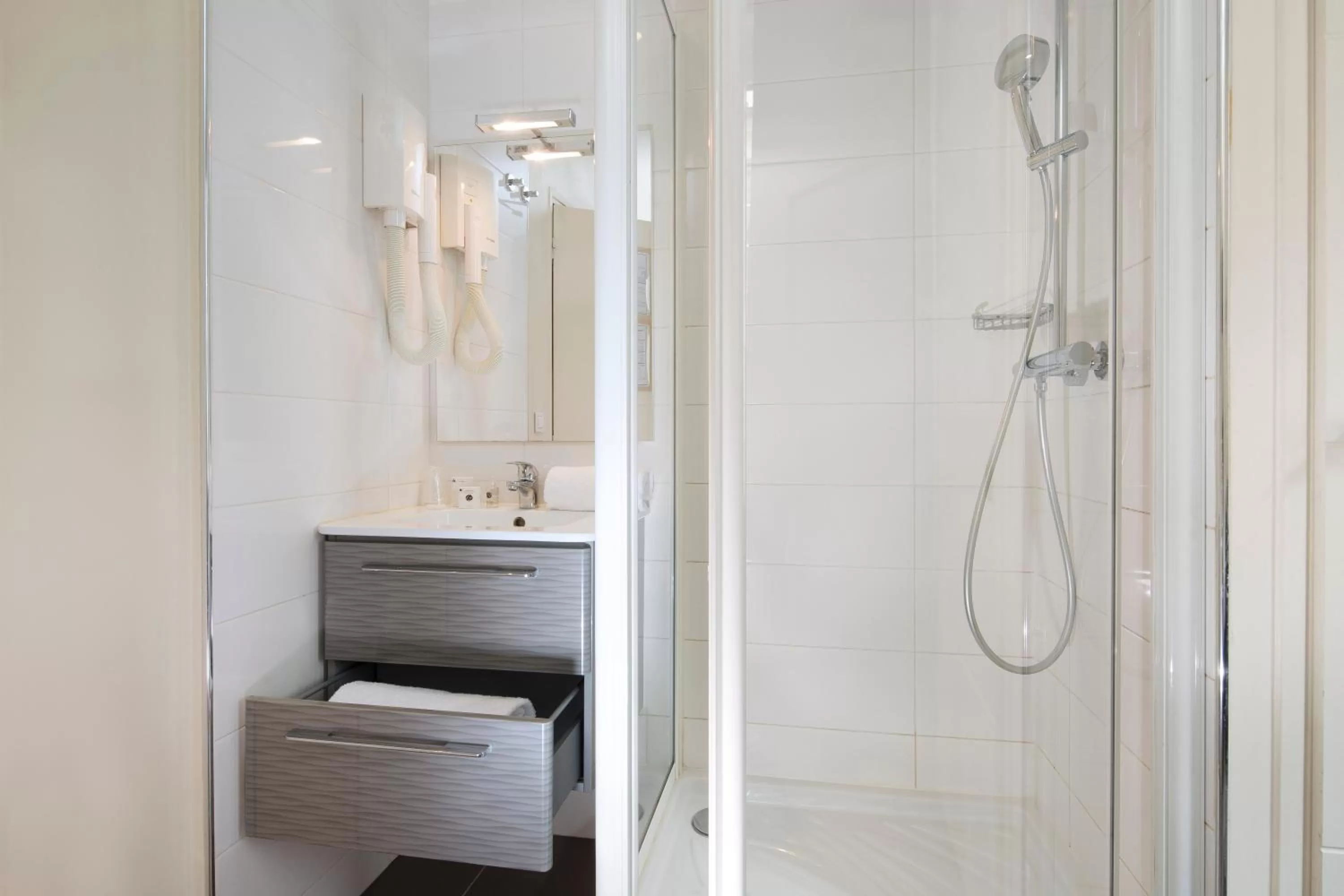 Bathroom in Lion d'Or Paris Hotel