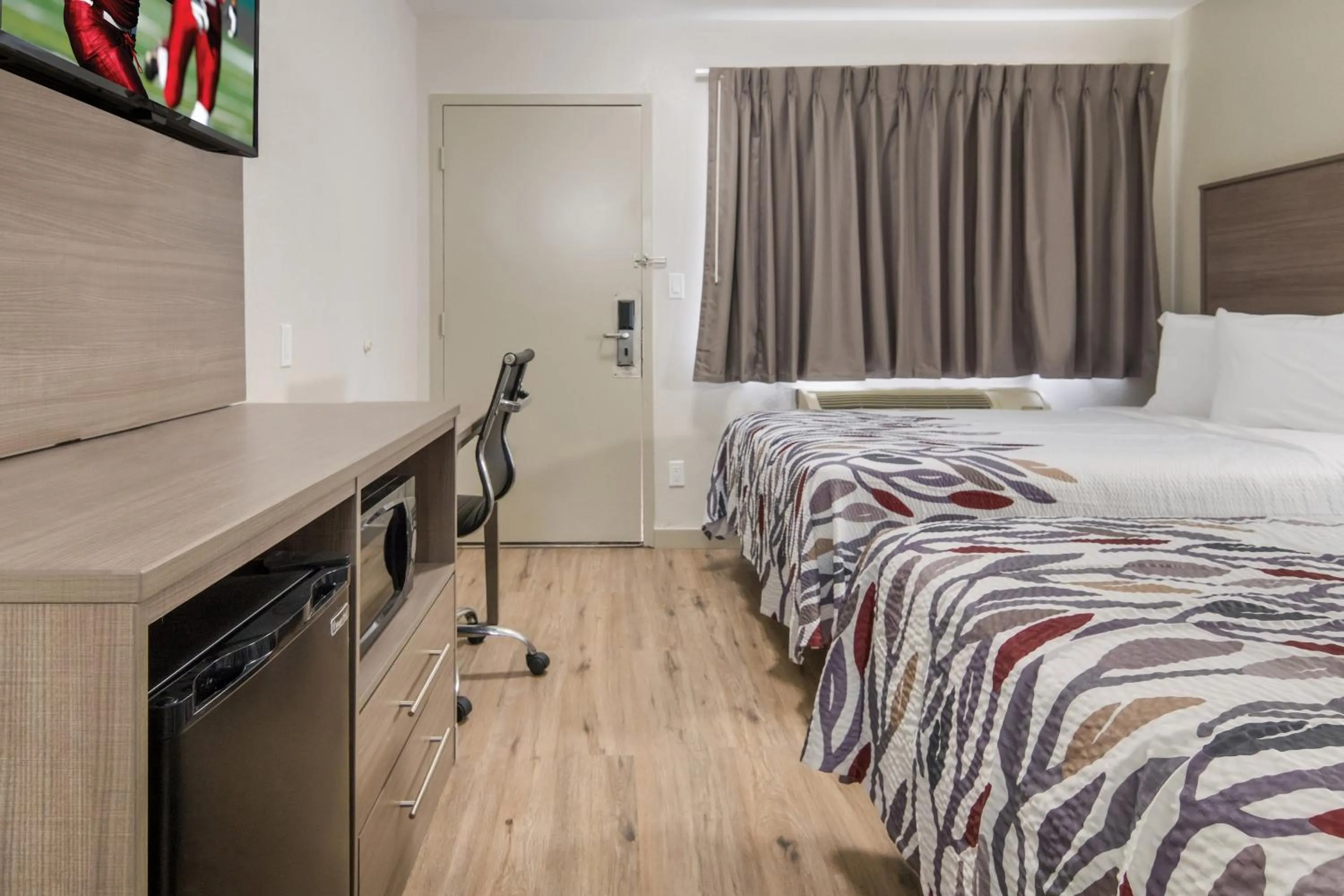 Photo of the whole room, Bed in Red Roof Inn Fort Worth South